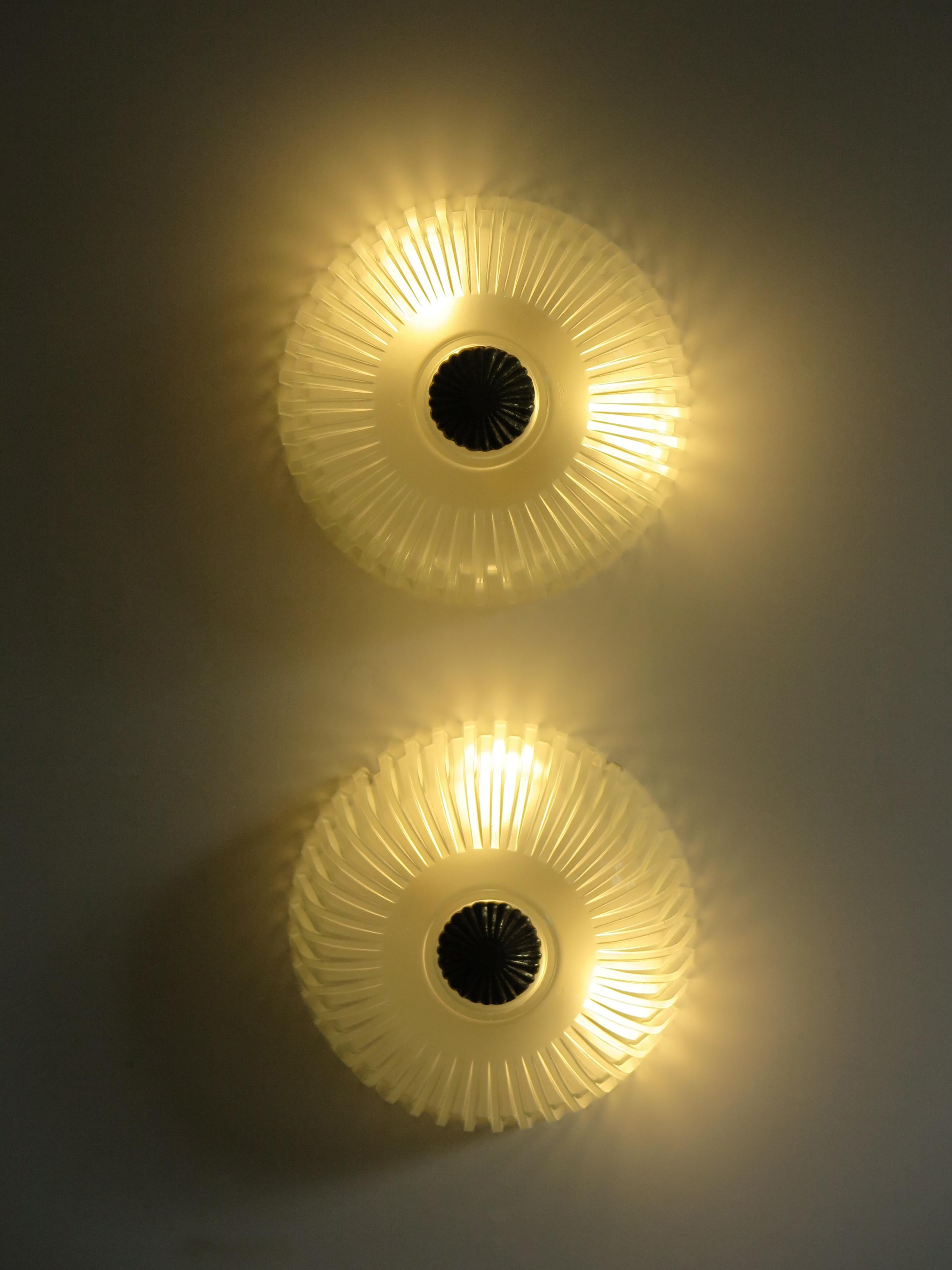 Set of two Italian midcentury sconces / wall lamps or ceiling lamps with thick molded glass diffuser and brass details, Seguso production, 1940s
Please note that the lamps are original of the period and this shows normal signs of age and use.