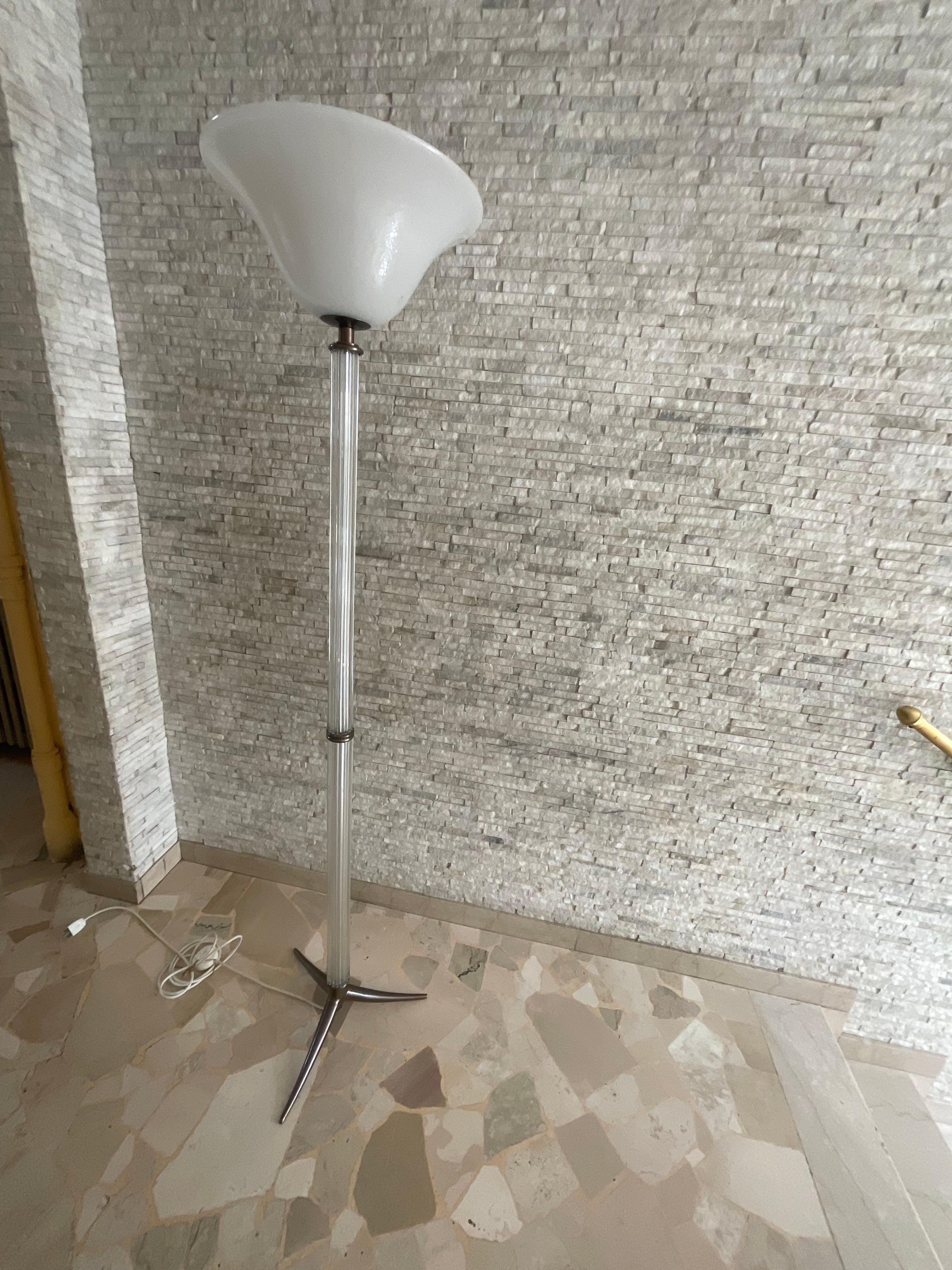 SEGUSO - Murano glass floor lamp with pulegoso glass bowl, produced in Murano in the years between 1950 and 1960.
Refined and elegant line to be included in both modern and antique decor.
In perfect condition and working order.