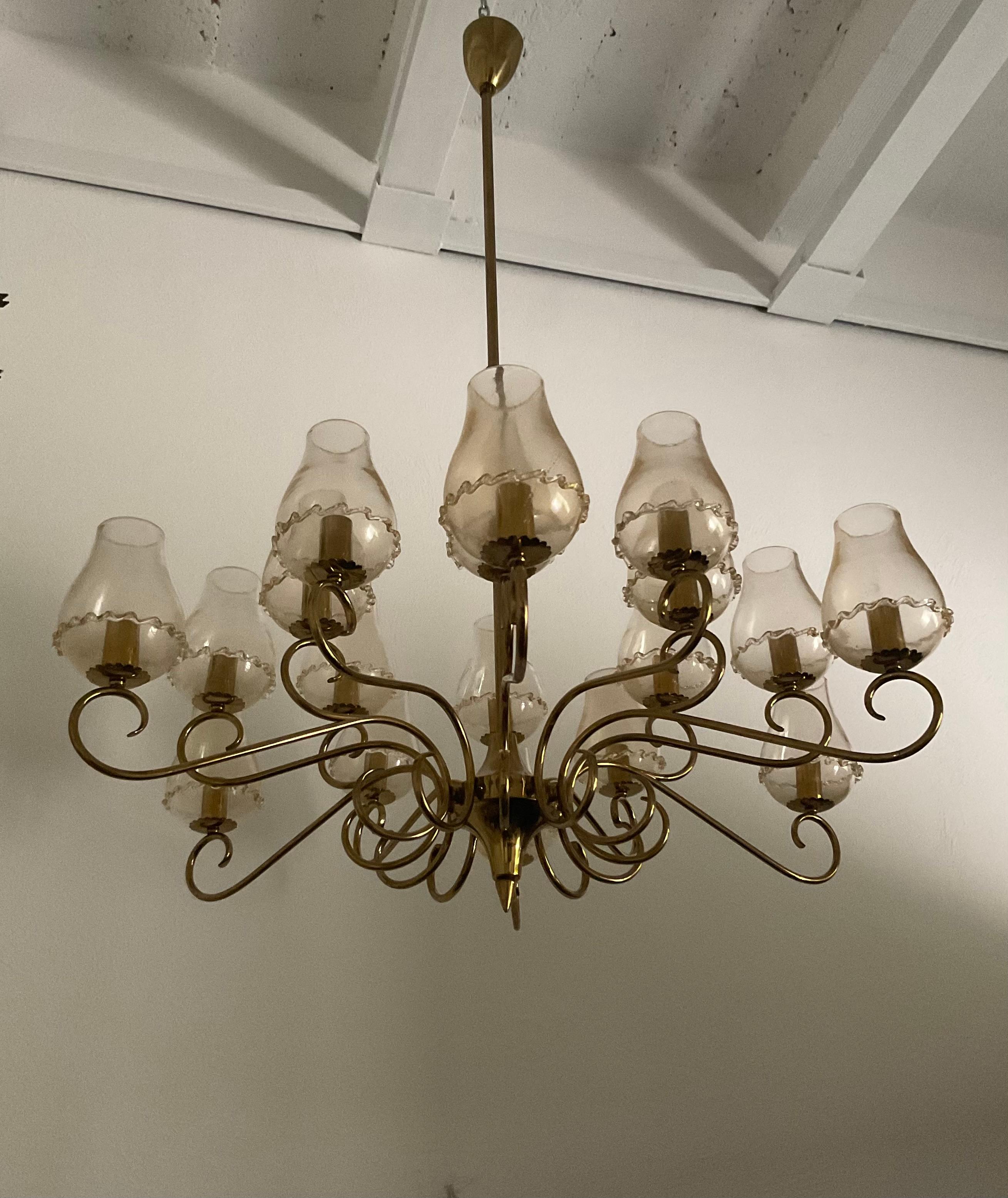 SEGUSO - Lampadario a 18 luci in vetro di murano con polvere d'oro, e struttura in ottone .Made in ITALY, anni 50.
Línea elegante y pulida en perfecto estado de conservación.