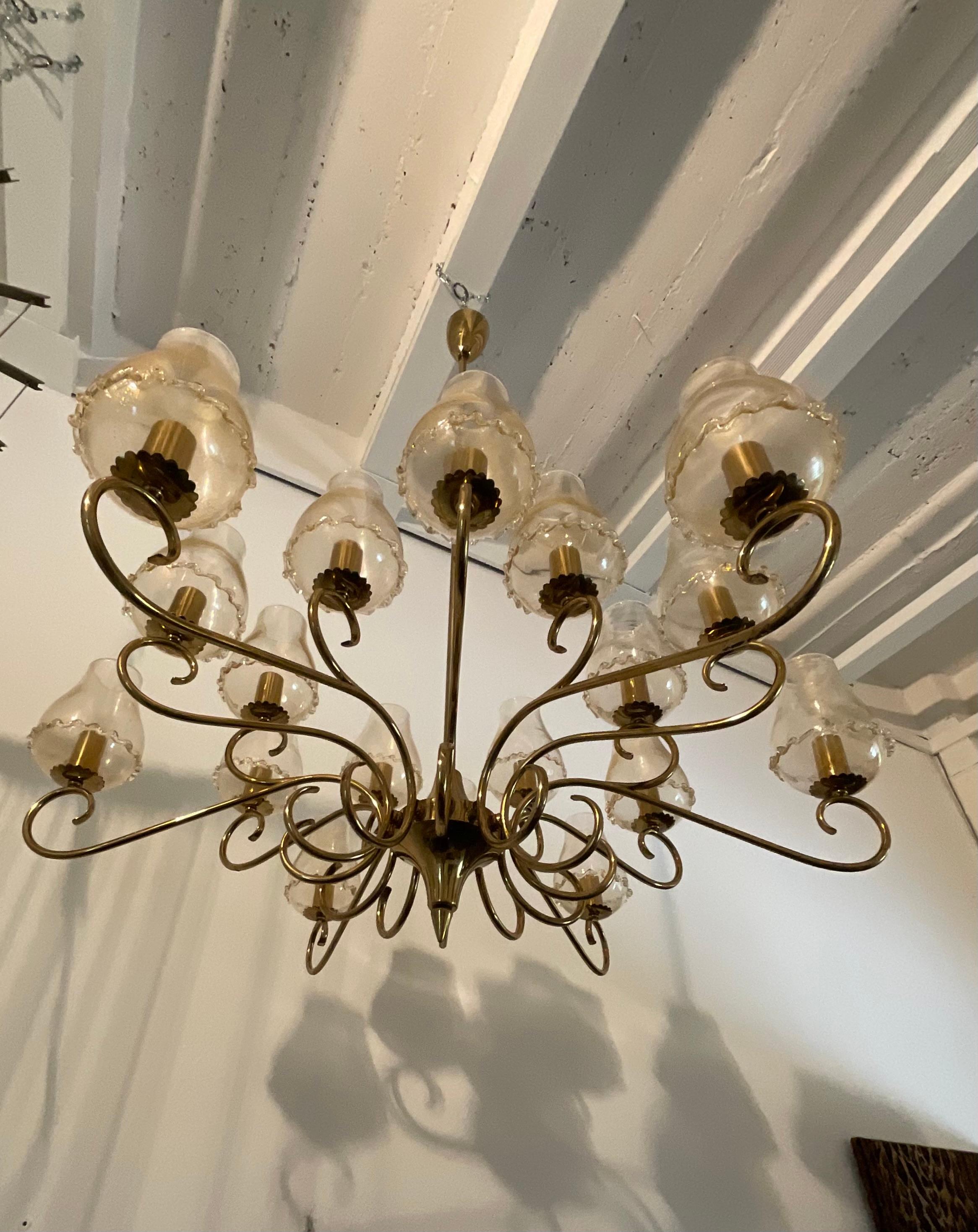 SEGUSO - Lámpara de 18 luces de cristal de murano pulido con oro. ITALIA 1950 Moderno de mediados de siglo en venta