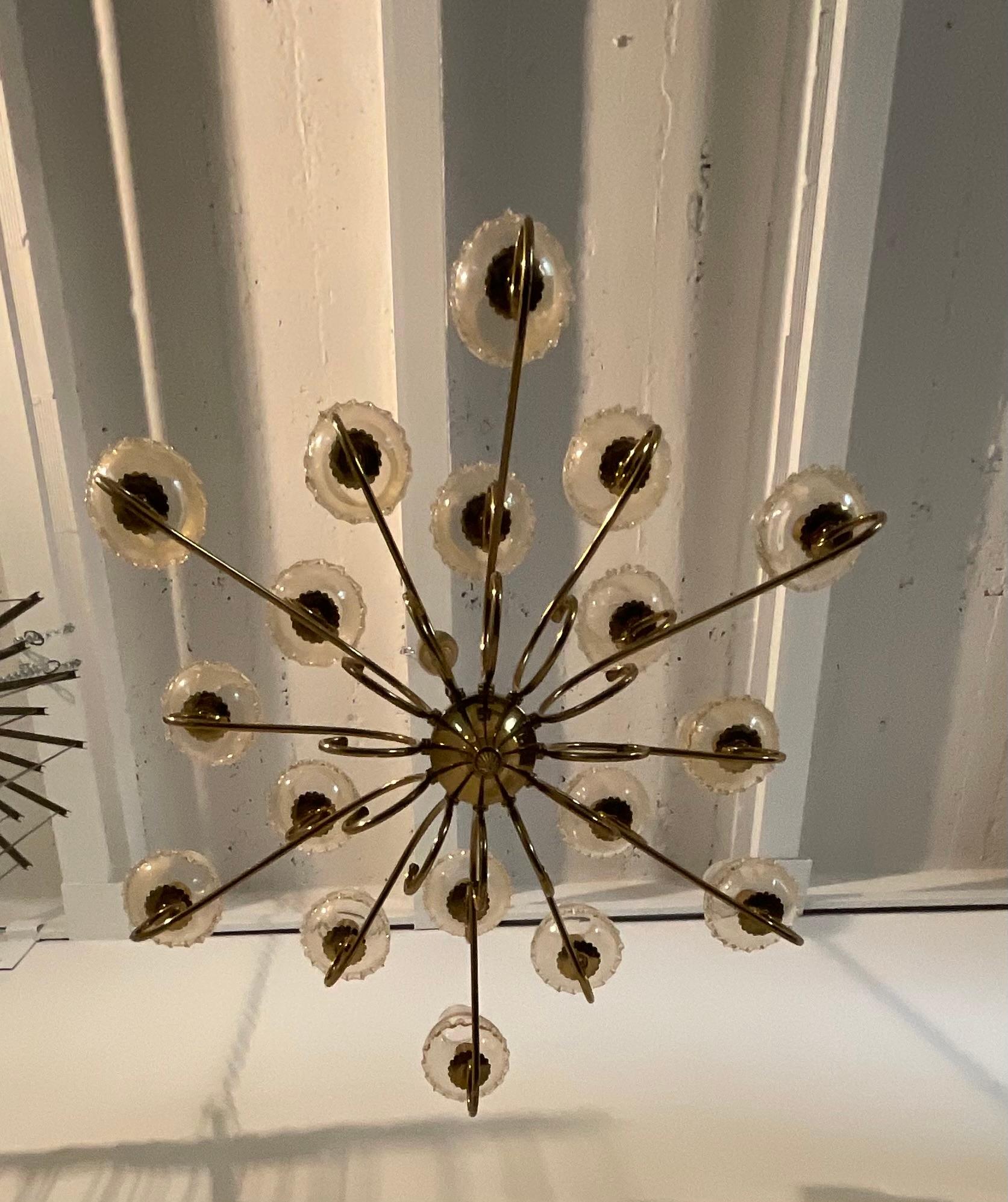 SEGUSO - Lámpara de 18 luces de cristal de murano pulido con oro. ITALIA 1950 siglo XX en venta