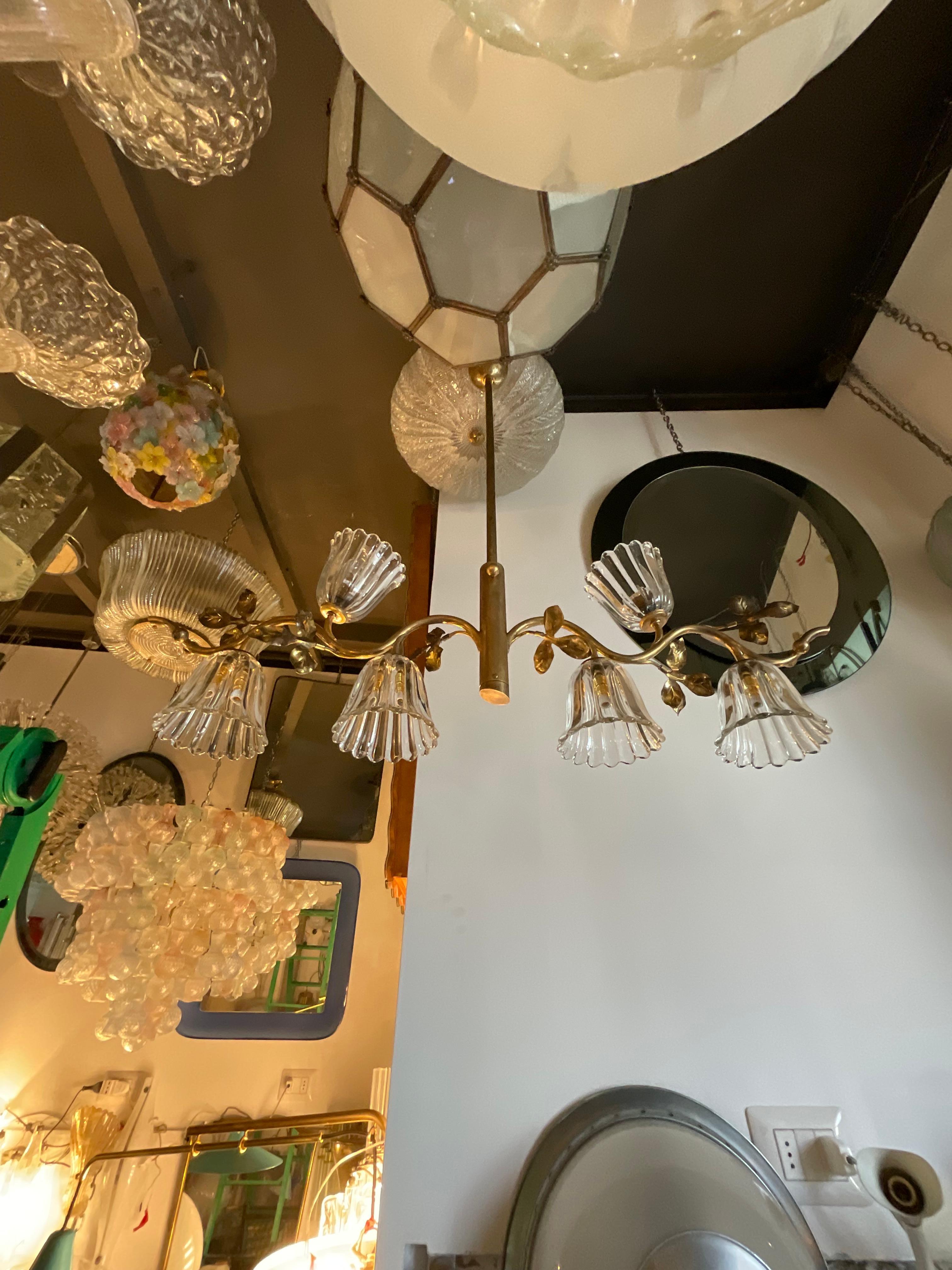 SEGUSO - raro lampadario anni 40 in vetro di murano e ottone con forma stilizzata di rami e foglie .
Eccelsa qualità dei materiali con coppe in vetro di Murano.
Il lampadario è in ottimo stato di conservazione, è stato pulito ed elettrificato .ed è