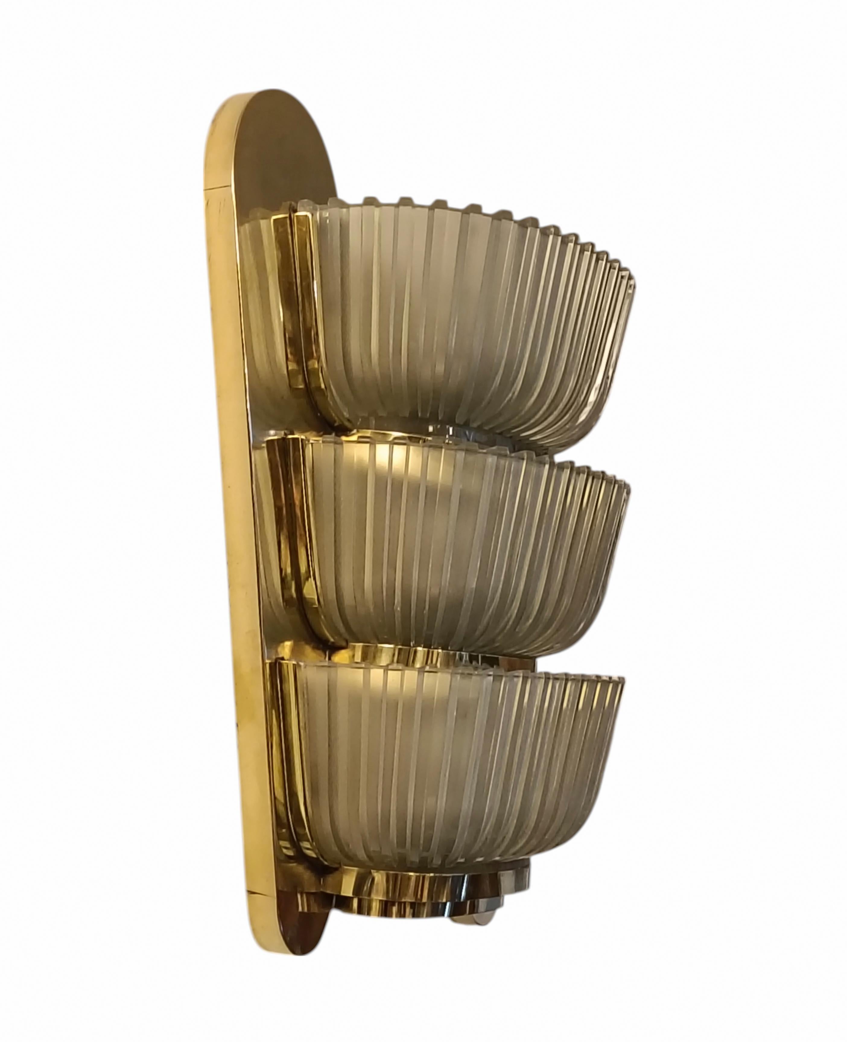 Seguso Meravigliosa Lampada da Parete in Ottone e Vetro Acidato, Italia 1930s (Moderne der Mitte des Jahrhunderts) im Angebot