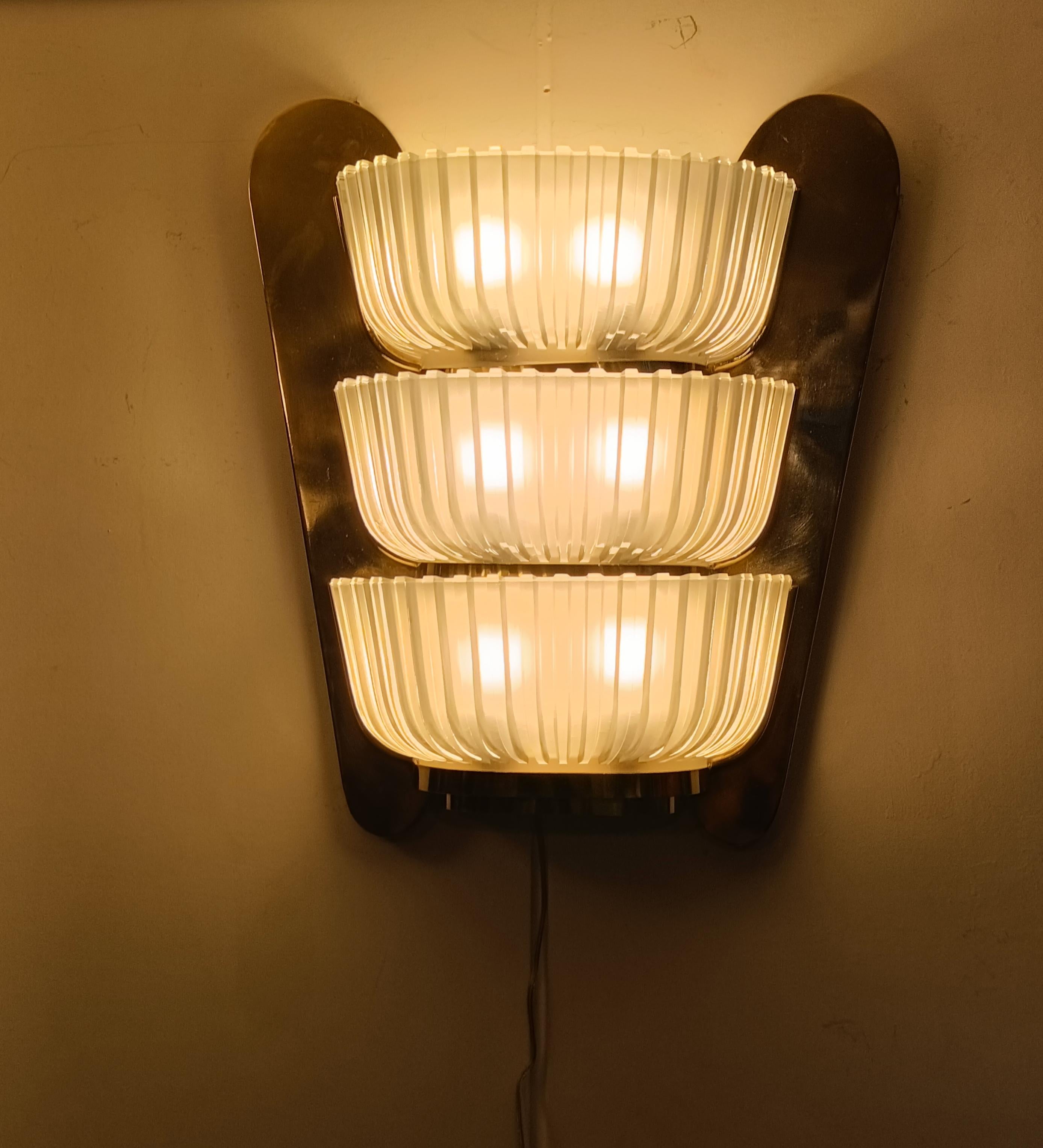 Seguso Meravigliosa Lampada da Parete in Ottone e Vetro Acidato, Italia 1930s (Messing) im Angebot