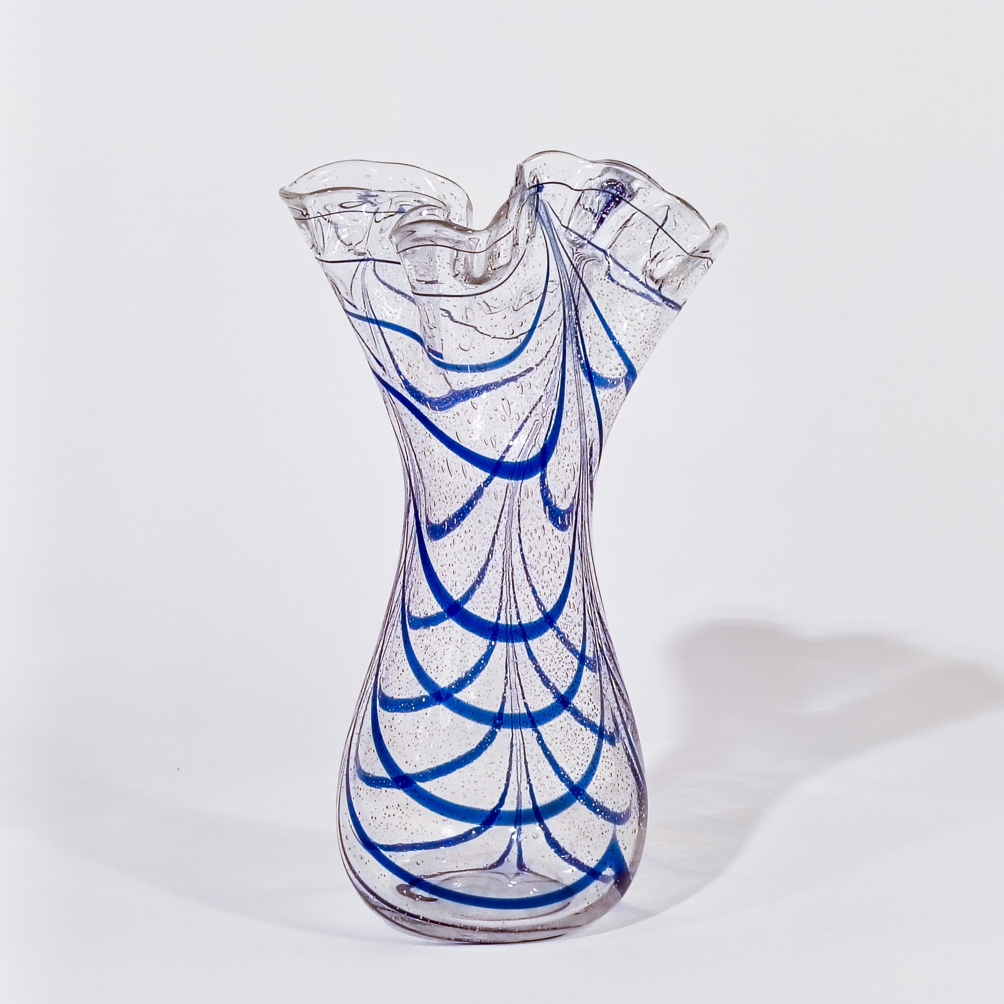 Vaso di metà secolo in vetro di Murano soffiato a mano di Seguso, Italia, anni '50. Interamente realizzato e soffiato a mano in un unico pezzo, ha la forma di un vaso classico nella parte inferiore e più organica nella parte superiore. Trasparente e