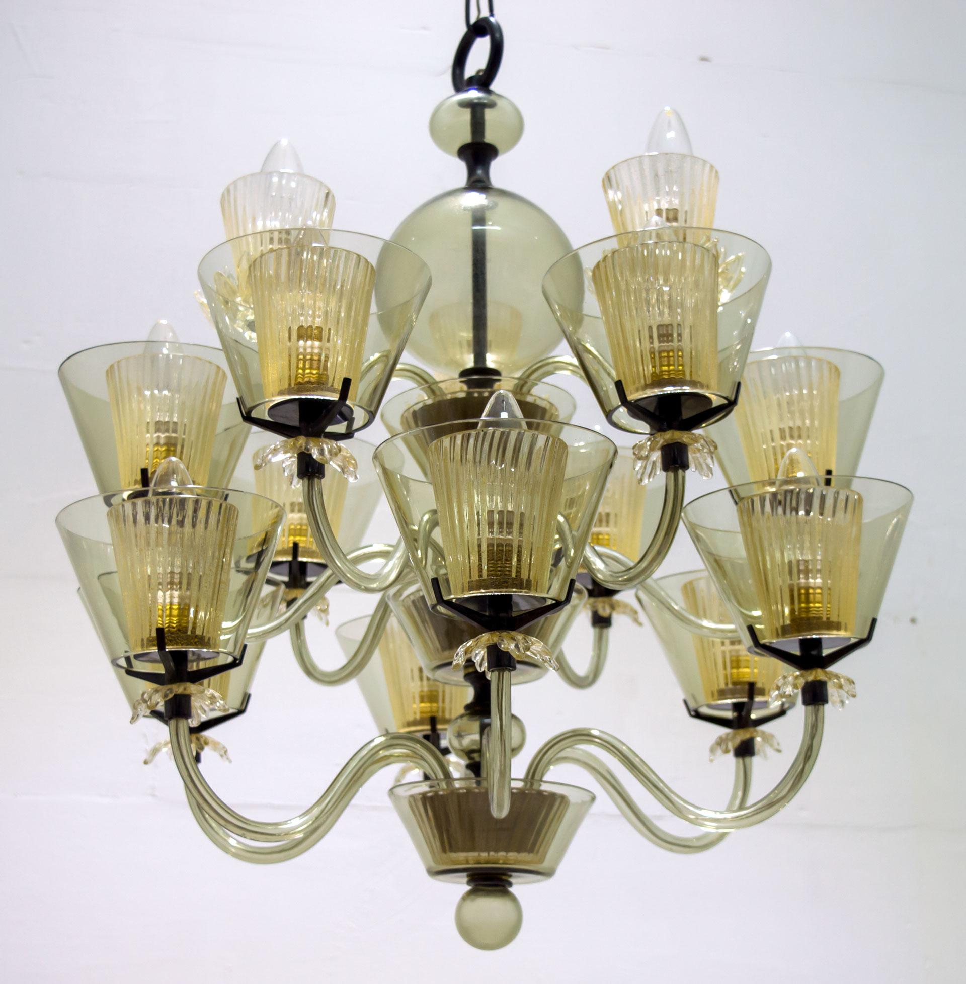 Colonial Murano glass chandelier by Seguso Vetri d'Arte. Handmade smoked Murano glass, blown in an elegant and refined shape inspired by midcentury drawings, which captures the essence of Seguso. Small gold spots float through the transparent glass