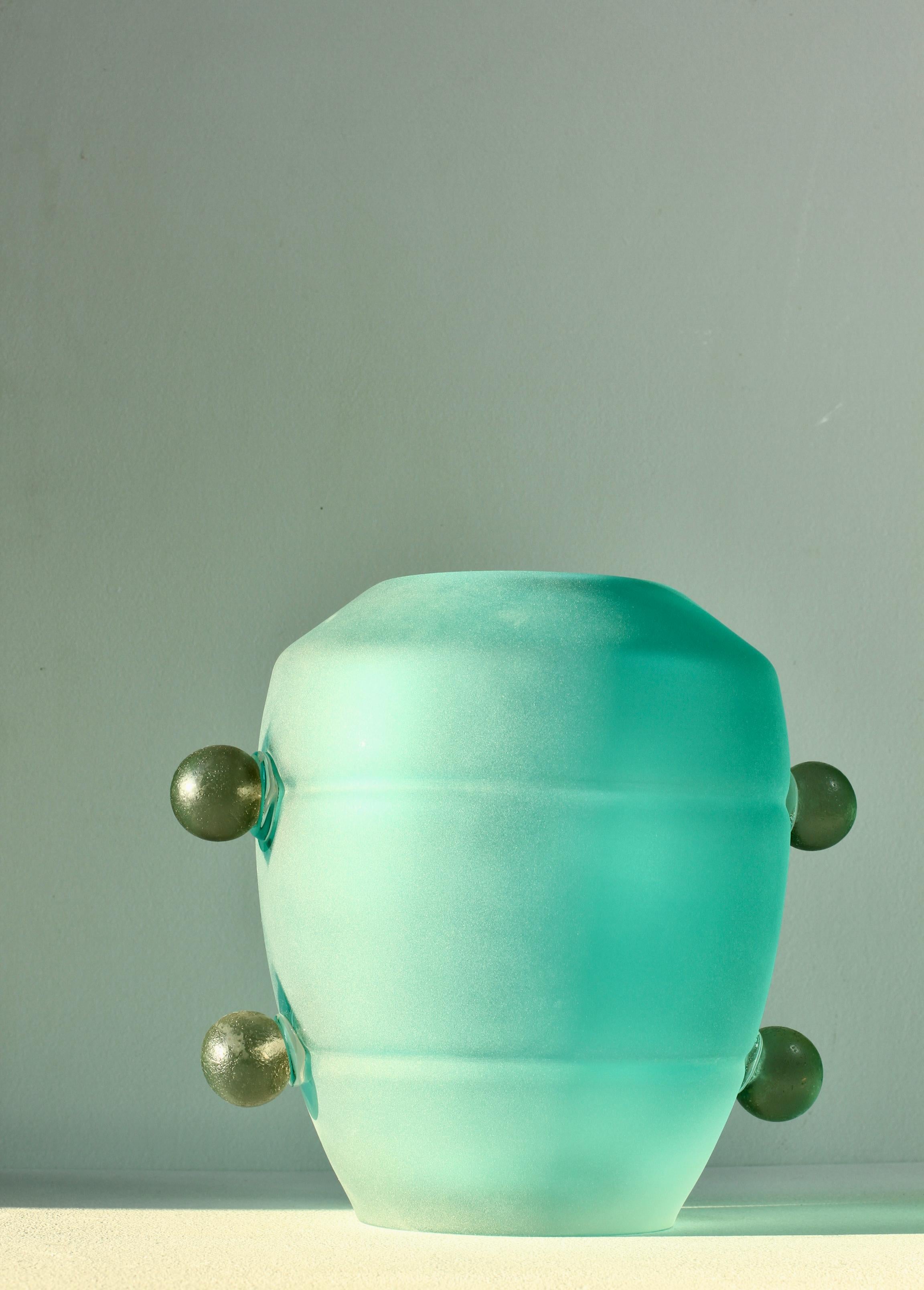 Impresionante y raro jarrón de cristal italiano Seguso, grande y pesado, con textura, de la época moderna de mediados de siglo, de Seguso Vetri d'Arte Murano, Italia, hacia los años 80 / principios de los 90. Elegante en su forma y con un