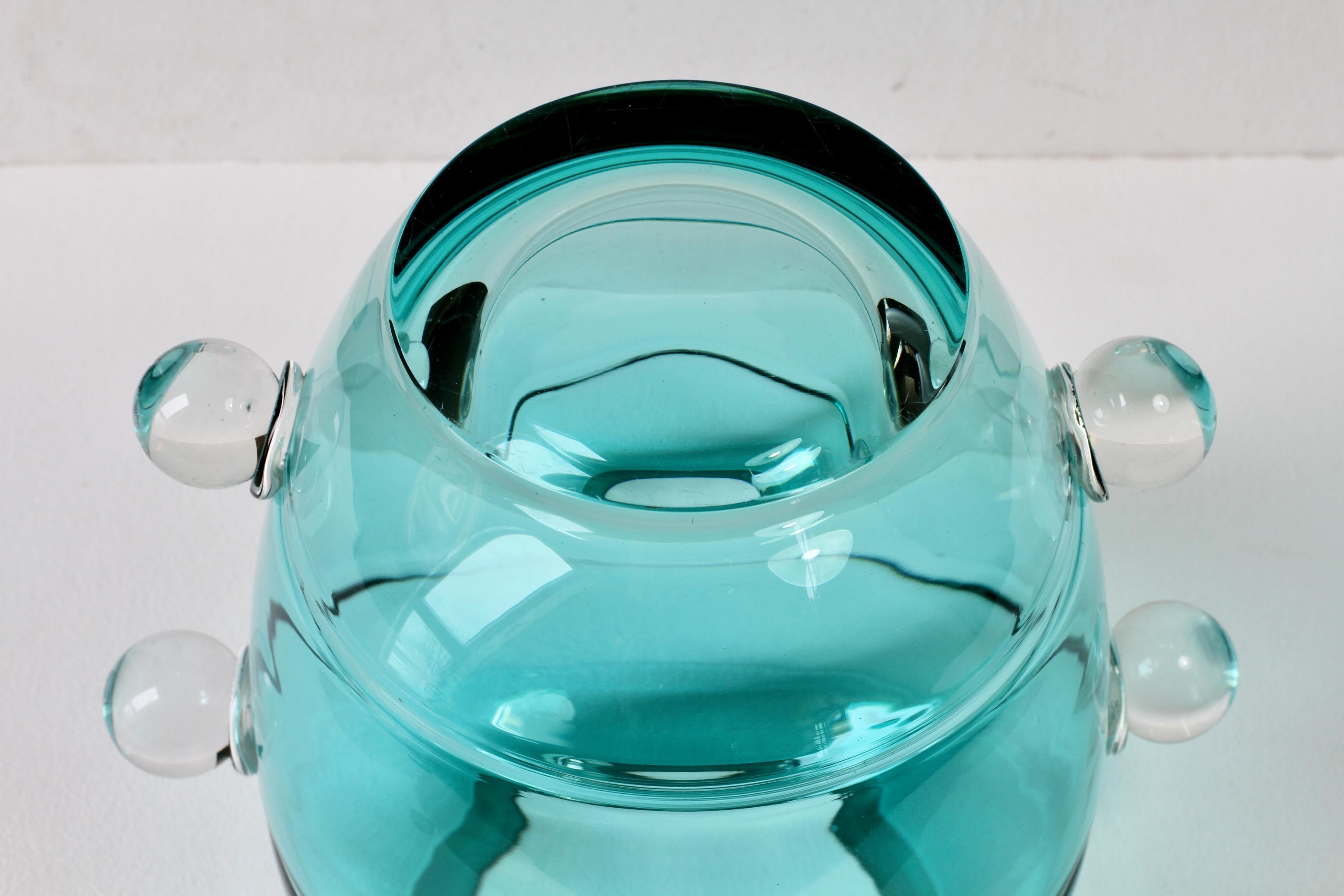 Impresionante y raro jarrón de cristal italiano Seguso, grande y pesado, con textura, de la época moderna de mediados de siglo, de Seguso Vetri d'Arte Murano, Italia, hacia los años 80 / principios de los 90. Elegante en su forma y mostrando una