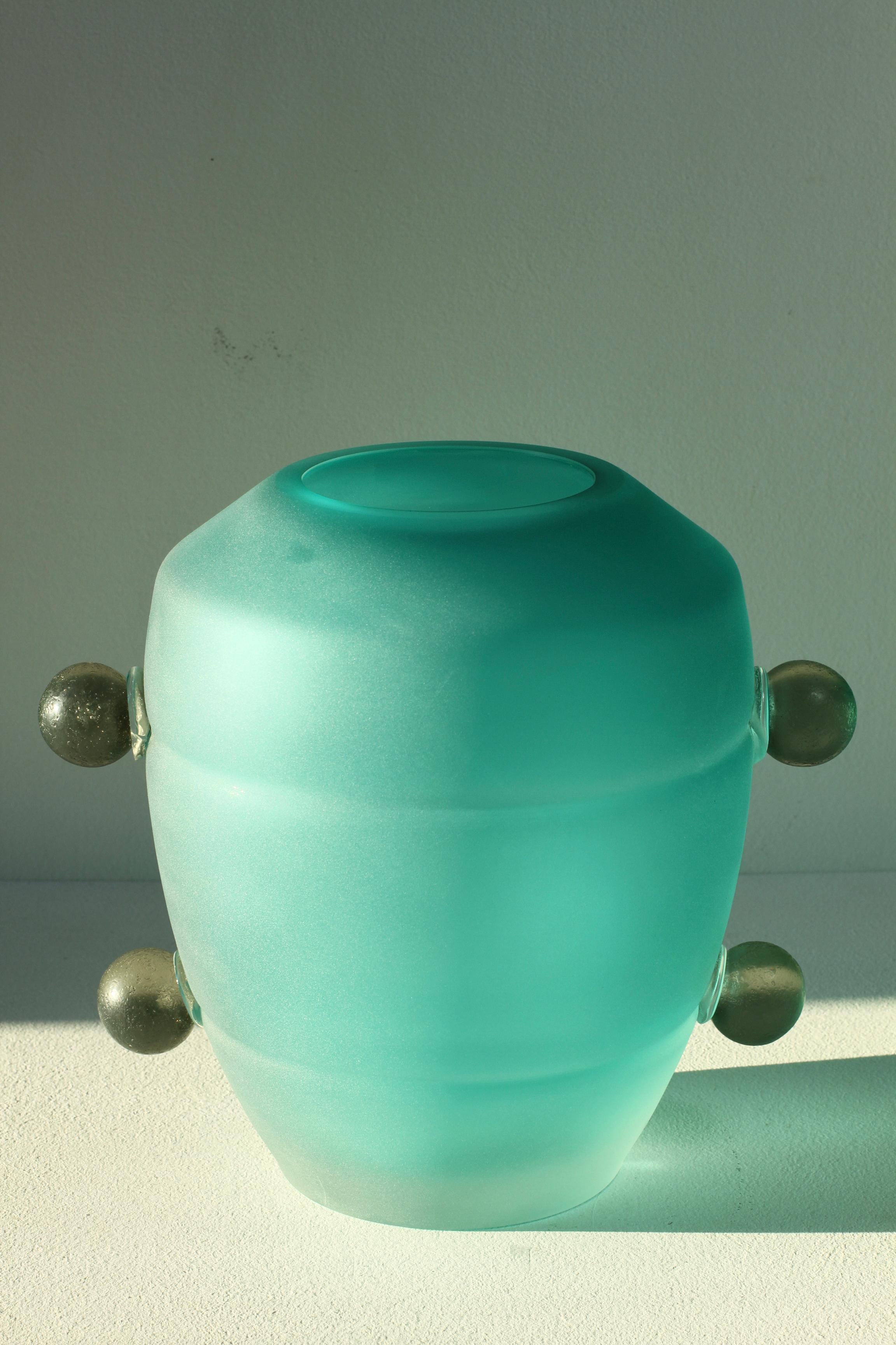 Seguso Moderno de mediados de siglo Gran jarrón de cristal de Murano verde italiano texturado Años 80 Arenado en venta