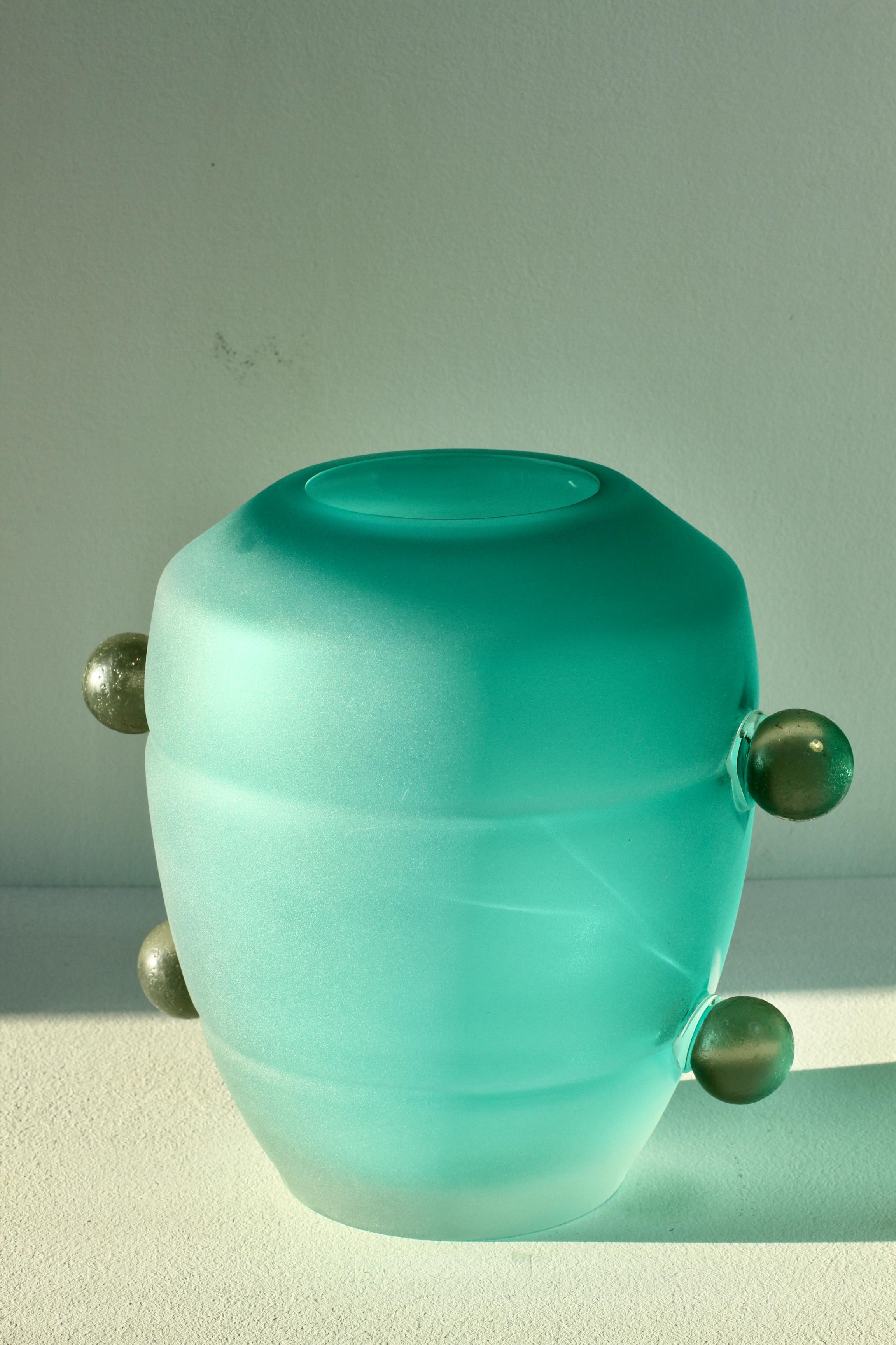 Seguso Mid-Century Modern Large Textured Italian Green Murano Glass Vase 1980s (Sandgestrahlt) im Angebot