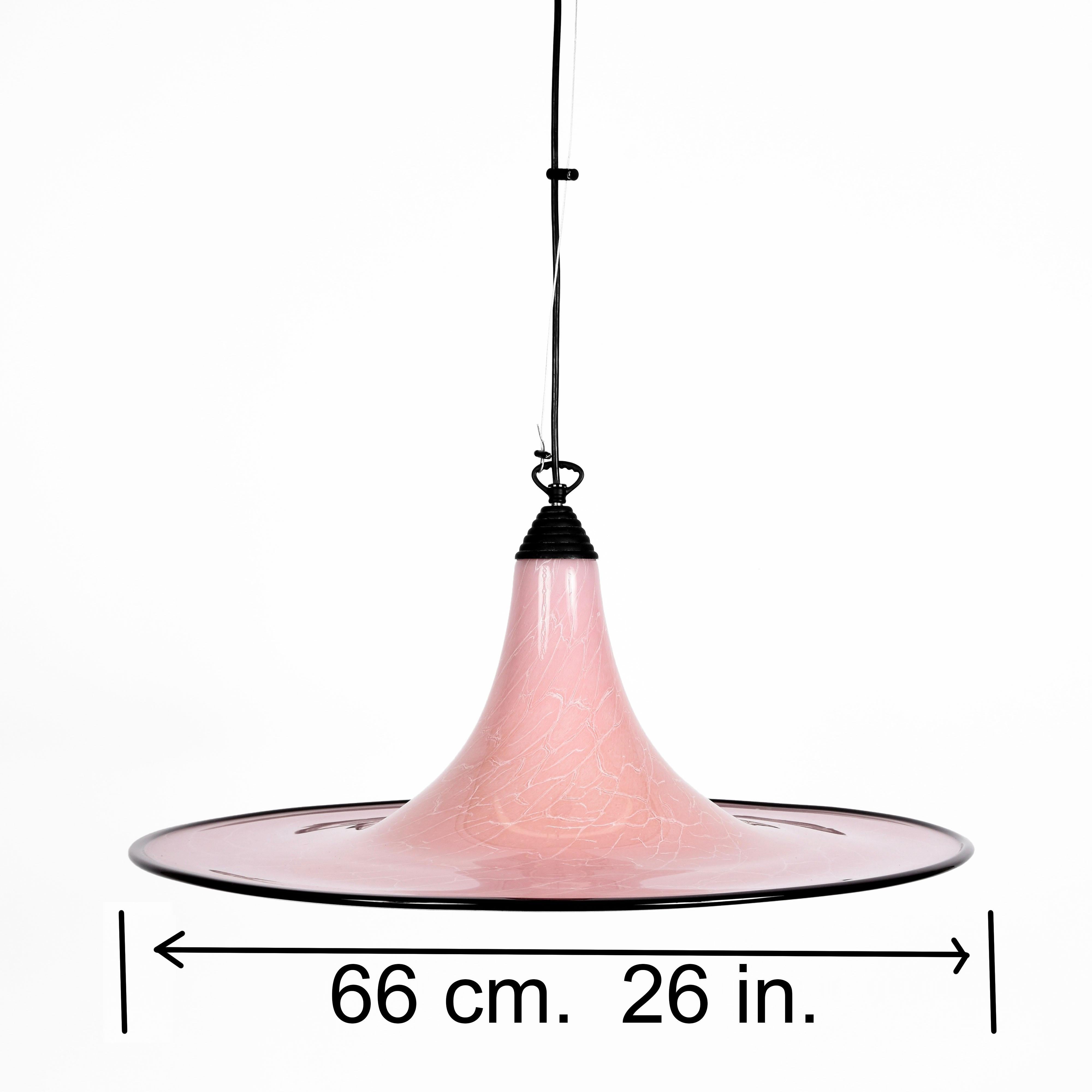 Elegant lustre cloche en verre de Murano rose avec effet marbré et bord noir soufflé à la main, produit par le maître verrier de Murano Archimede Seguso.

Il s'agit d'un lustre classique de style moderne du milieu du siècle, doté d'un anneau