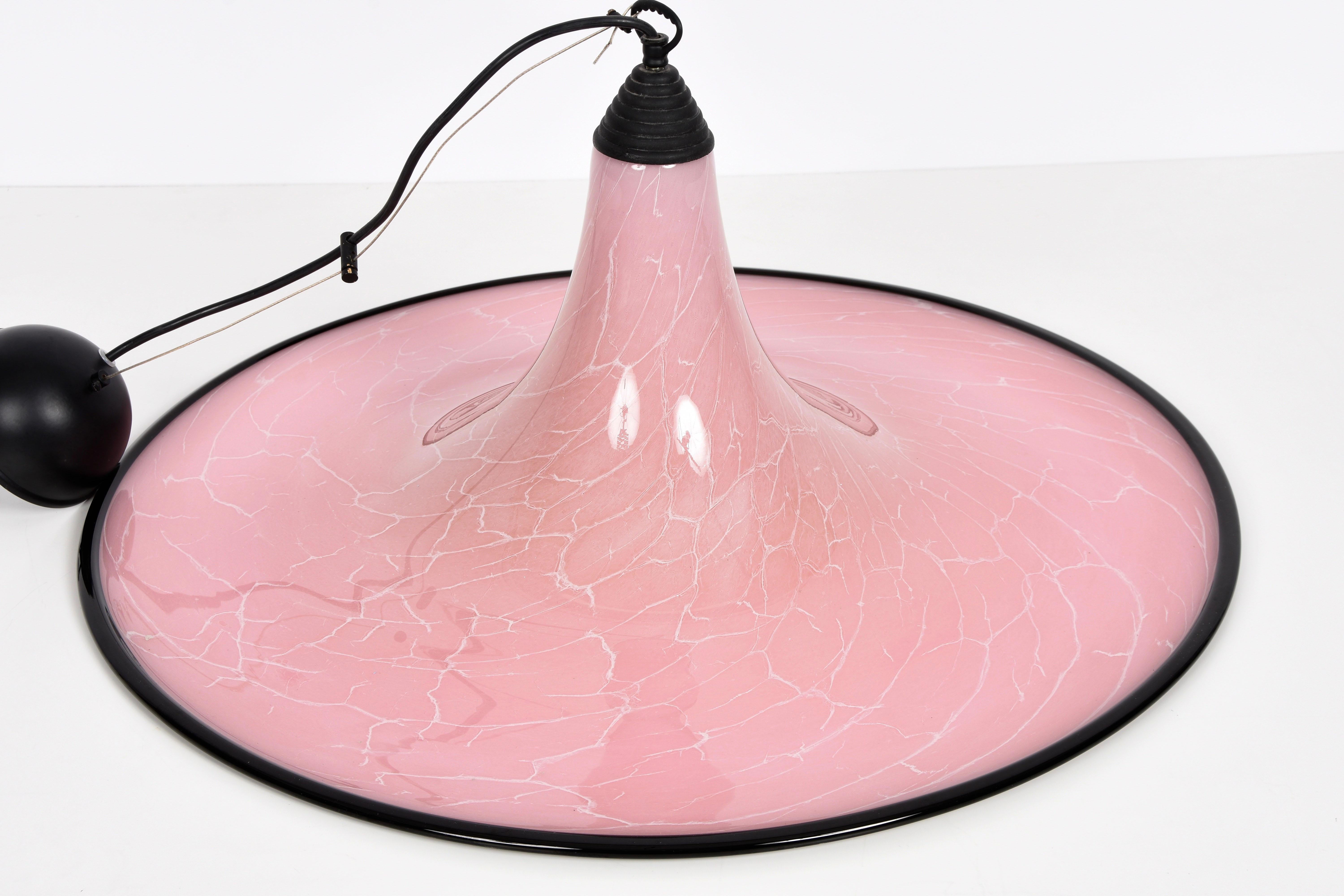 20ième siècle Seguso Lustre du milieu du siècle en verre de Murano rose et noir à effet marbré, 1970 en vente