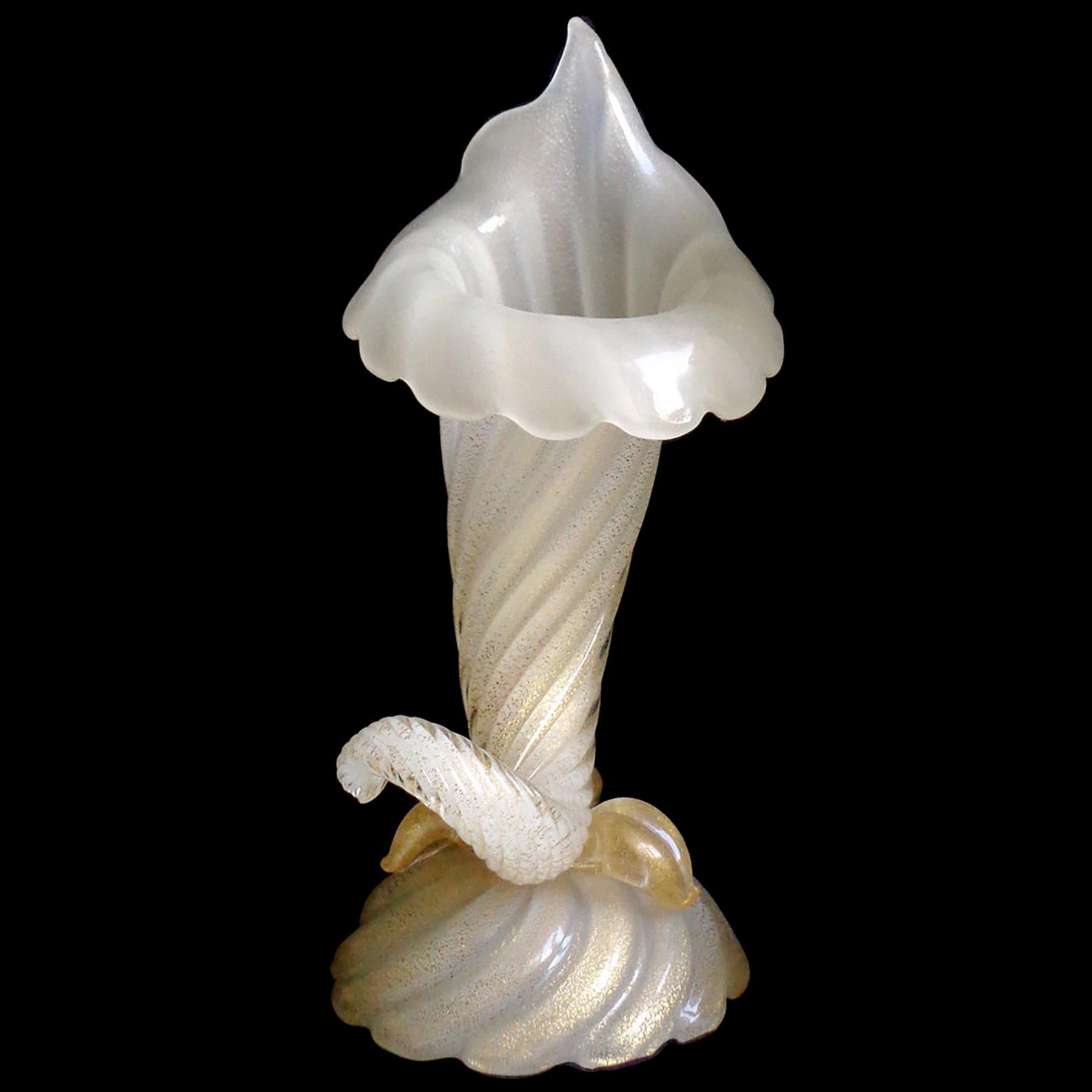 Magnifique vase à cornes d'abondance en verre d'art italien soufflé à la main à Murano, blanc opale et mouchetures d'or. Documenté auprès du designer Archimede Seguso, vers les années 1950, et publié dans son livre. Le vase porte encore l'étiquette