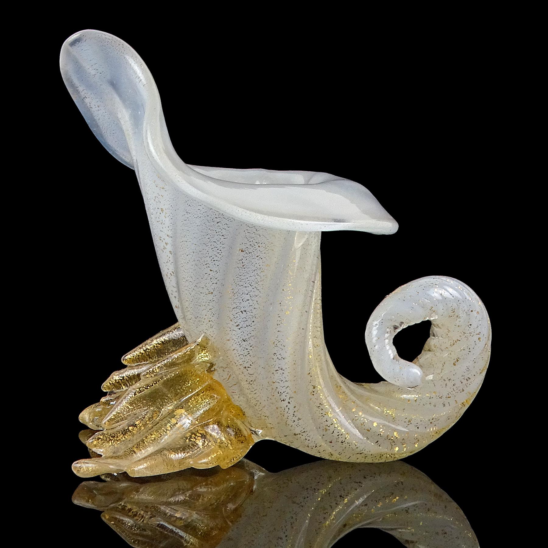 Vintage Murano, verre d'art italien soufflé à la main, blanc opale et mouchetures d'or, vase miniature en forme de corne d'abondance. Documenté auprès du designer Archimede Seguso, vers les années 1950, et publié dans son livre. Son corps est
