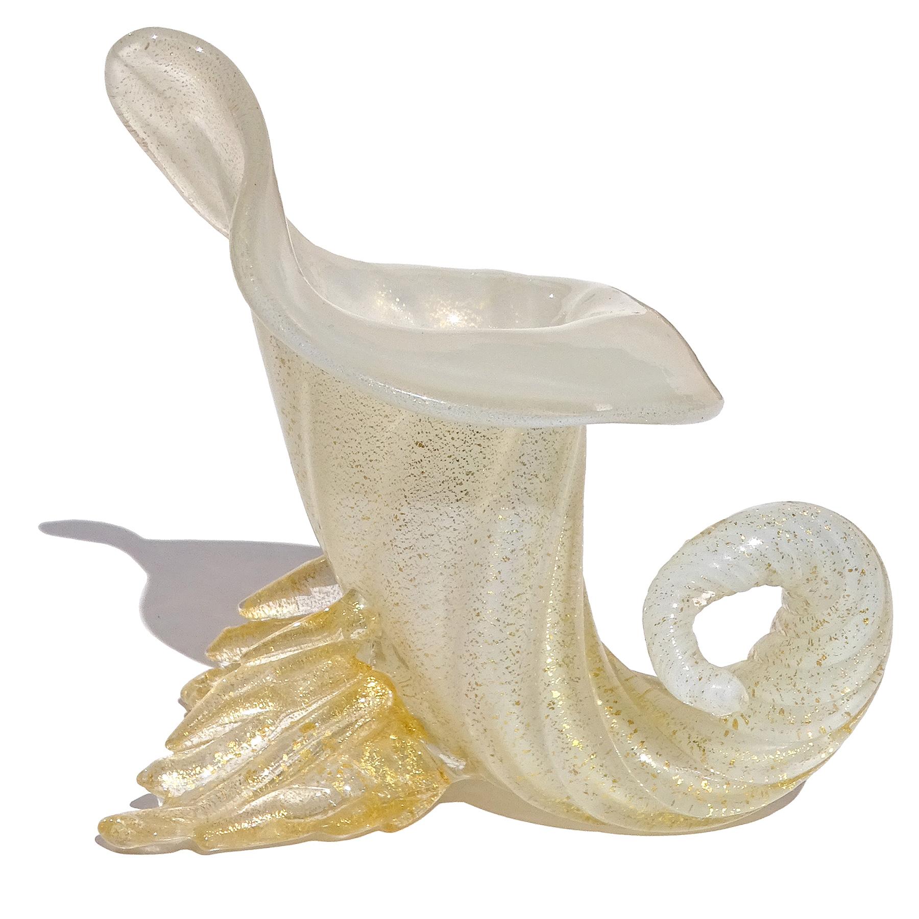 Hollywood Regency Seguso Murano 1950s Gold Flecks Opal White Italian Art Glass Cornucopia Vase en vente
