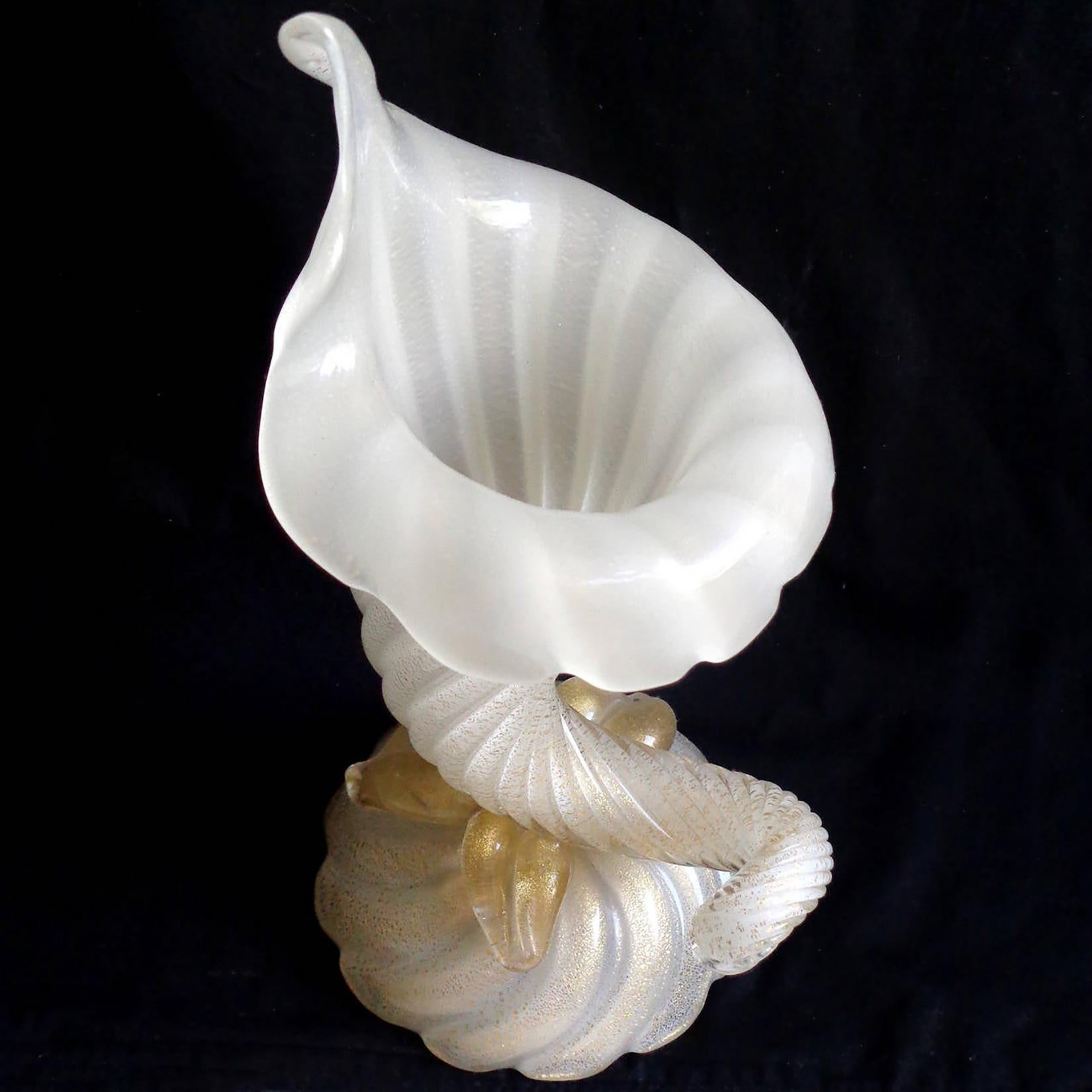 italien Seguso Murano 1950s Gold Flecks Opal White Italian Art Glass Cornucopia Vase en vente