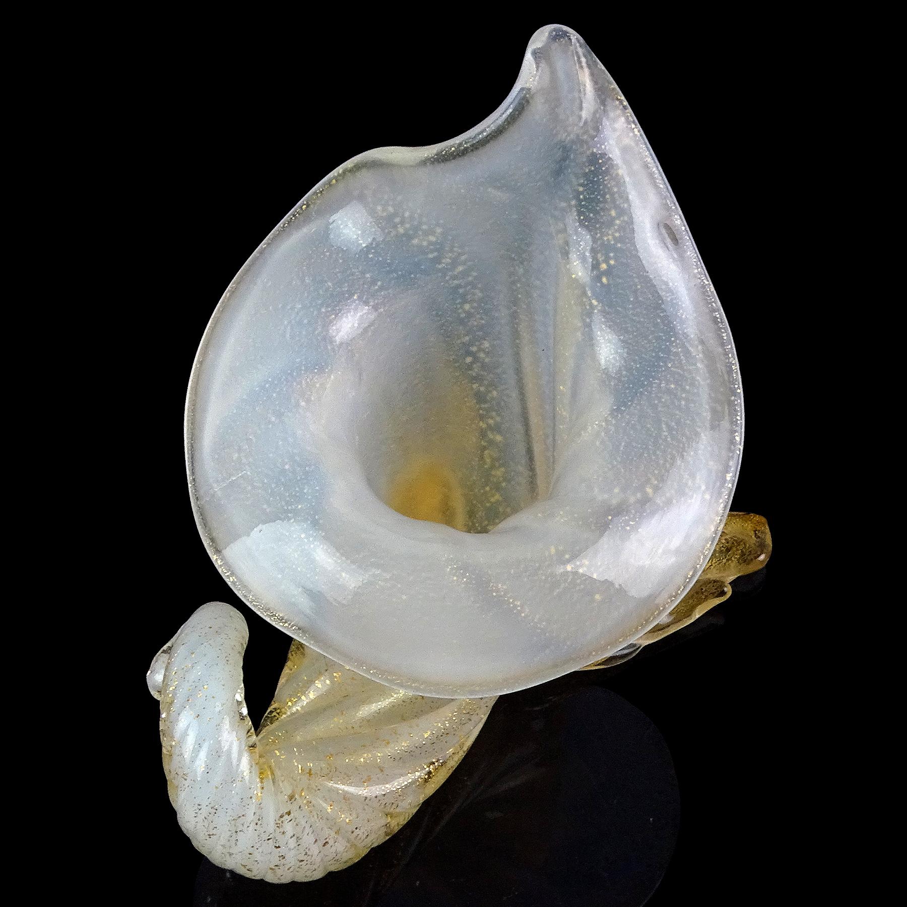 italien Seguso Murano 1950s Gold Flecks Opal White Italian Art Glass Cornucopia Vase en vente