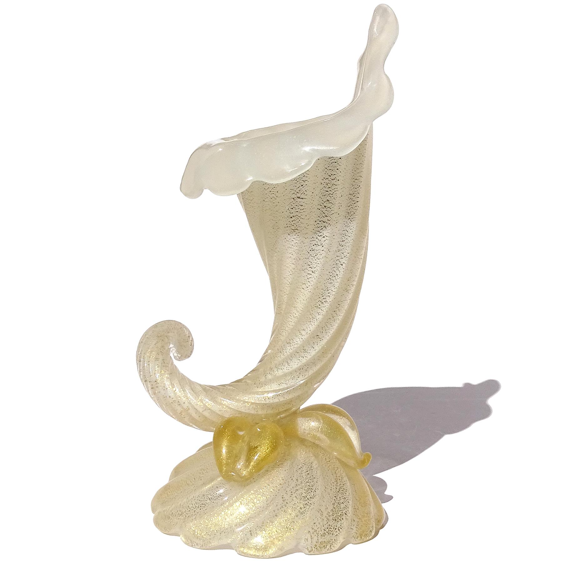 Fait main Seguso Murano 1950s Gold Flecks Opal White Italian Art Glass Cornucopia Vase en vente