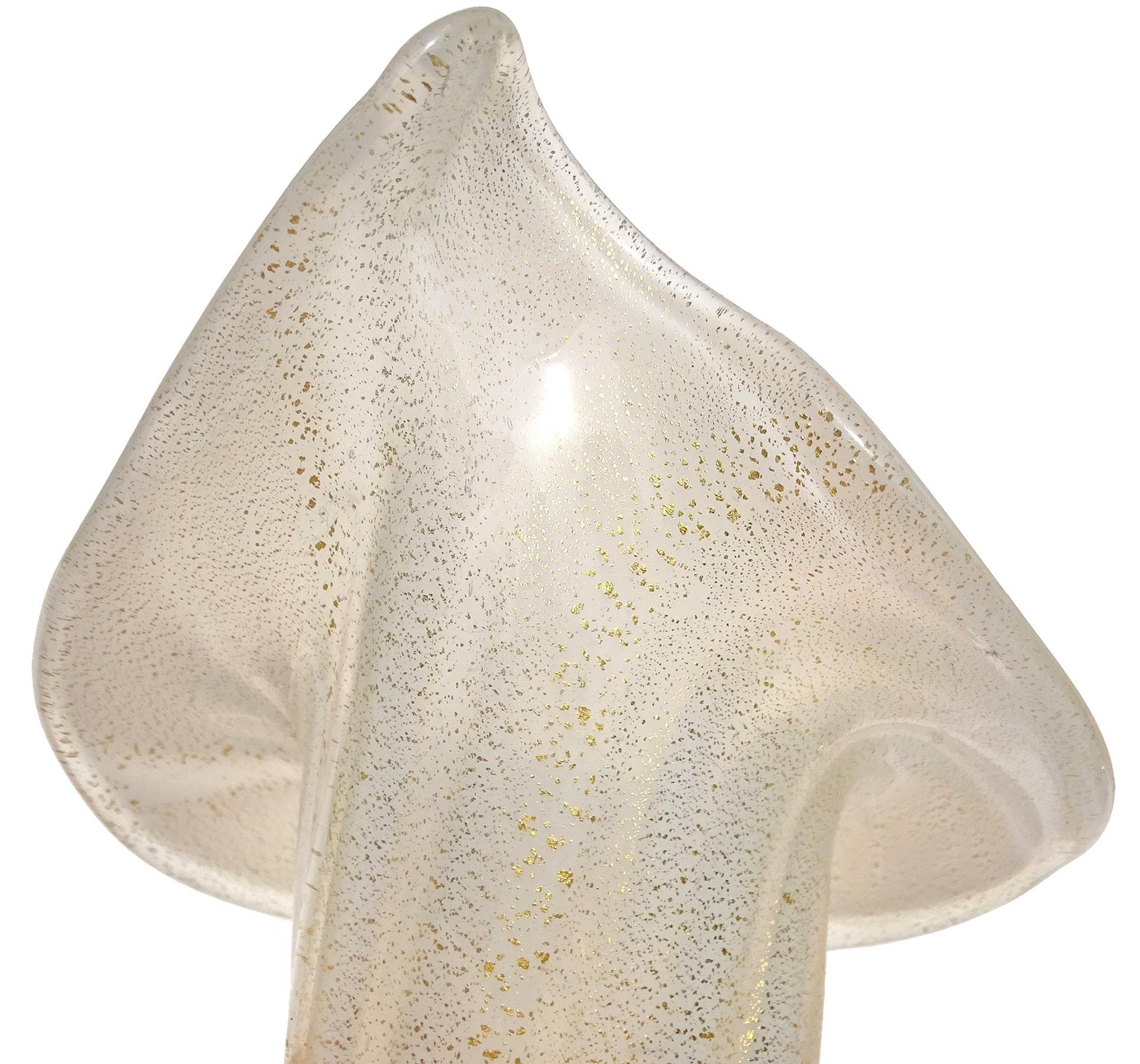Seguso Murano 1950s Gold Flecks Opal White Italian Art Glass Cornucopia Vase Bon état - En vente à Kissimmee, FL
