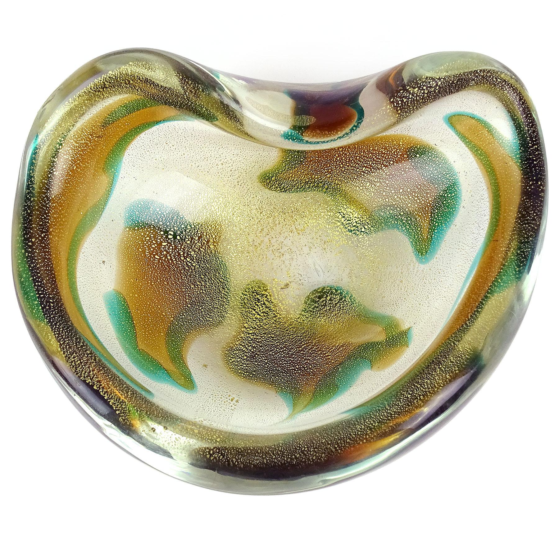 Beautiful vintage Murano hand blown Sommerso green, orange amber spots and gold flecks Italian art glass decorative bowl. Documented to designer Archimede Seguso, circa 1952. This design has been published in many Seguso books and catalogs. The bowl