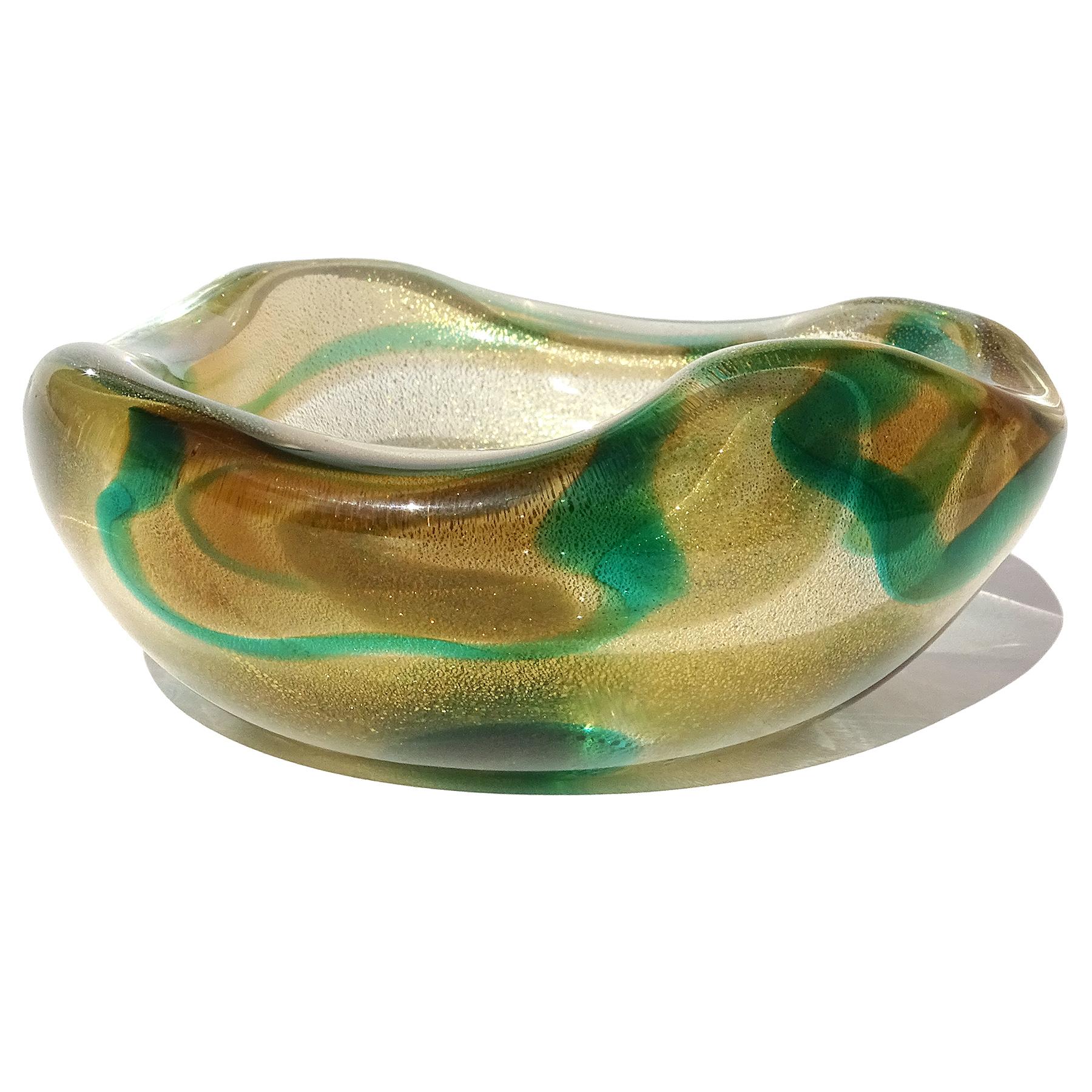Beautiful vintage Murano hand blown Sommerso green, orange amber spots and gold flecks Italian art glass decorative bowl. Documented to designer Archimede Seguso, circa 1952. This design has been published in many Seguso books and catalogs. The bowl