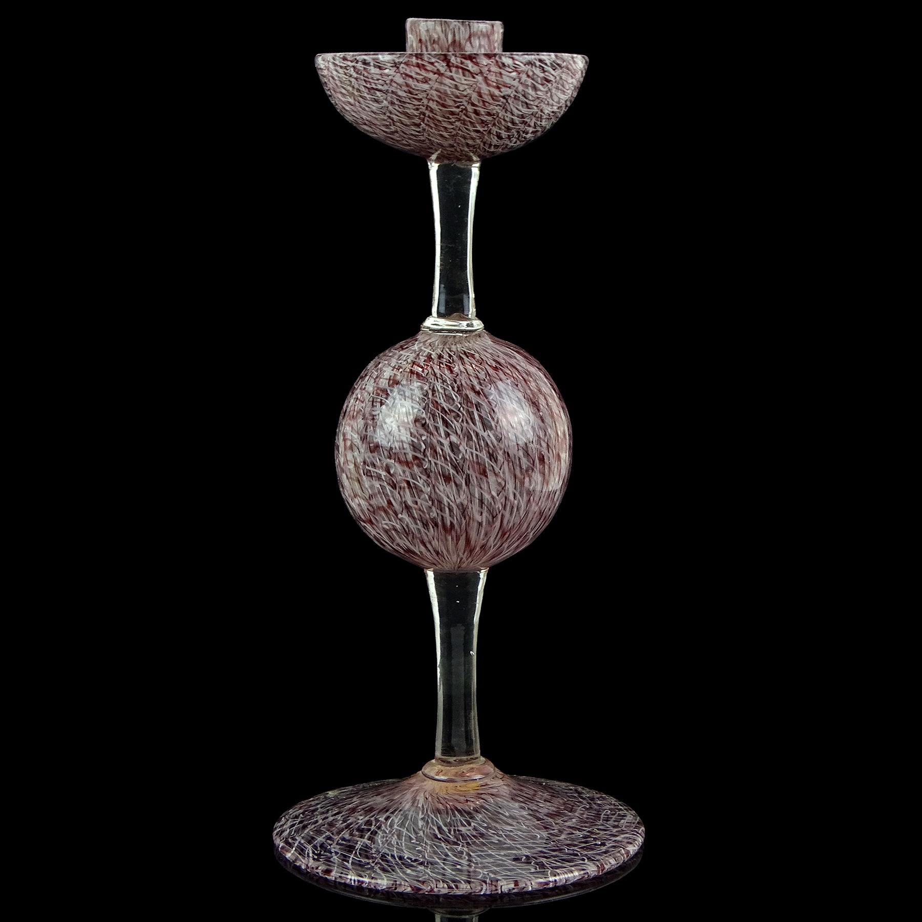Precioso y raro portavelas decorativo de cristal artístico italiano de Murano soplado a mano con lazos morados y blancos. La pieza está documentada al diseñador Archimede Seguso, hacia 1952. Creada con la técnica 
