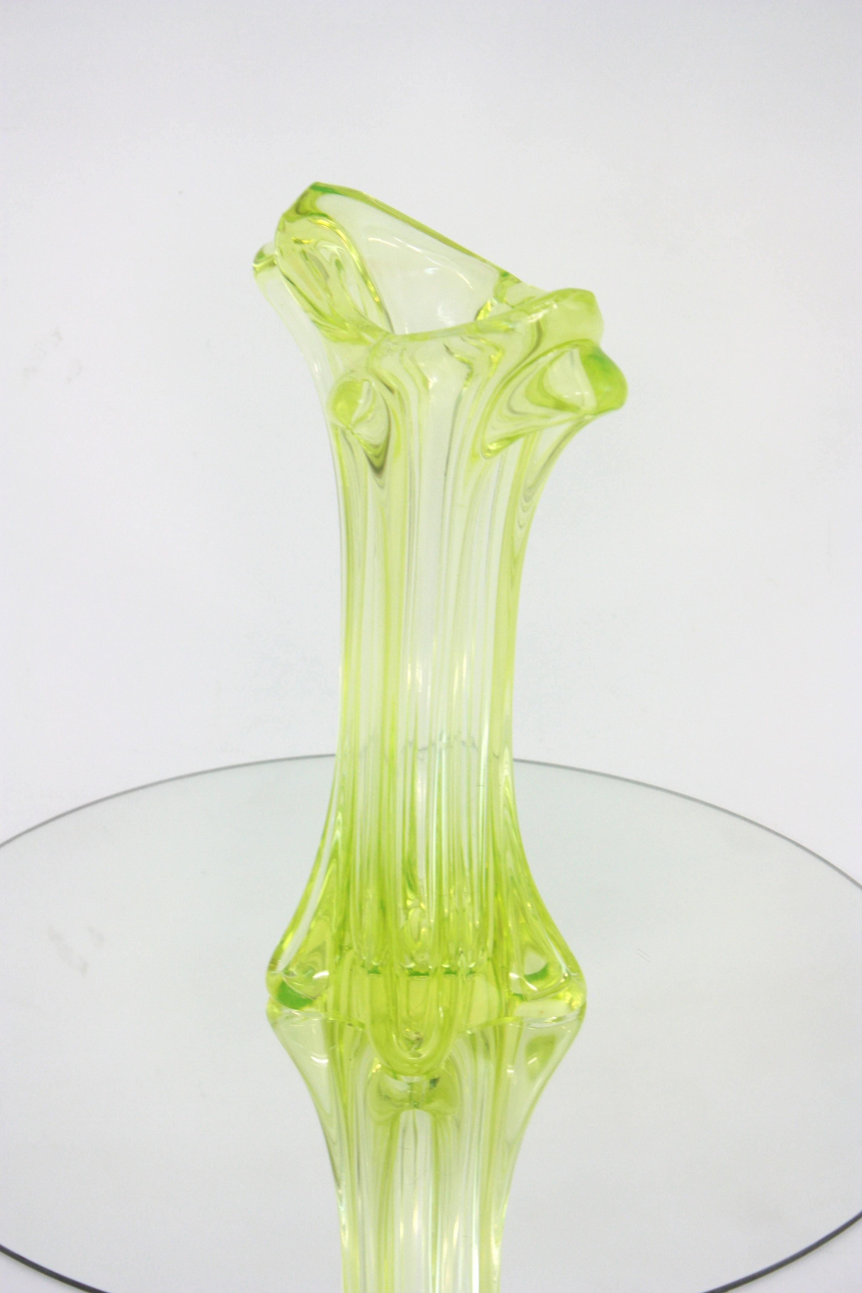 Grand vase en verre d'art jaune acide de Murano, années 1950 en vente 2