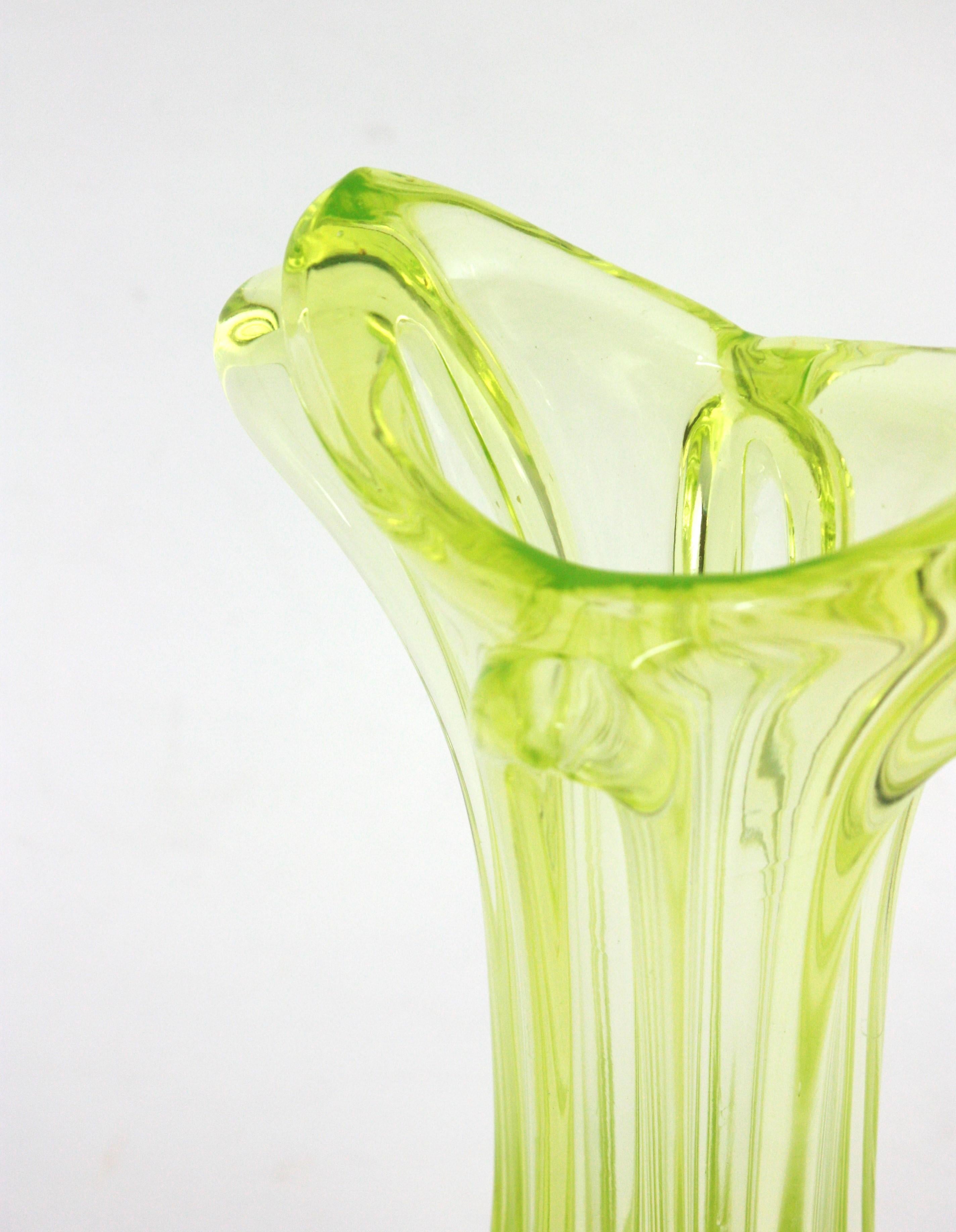 Grand vase en verre d'art jaune acide de Murano, années 1950 en vente 3