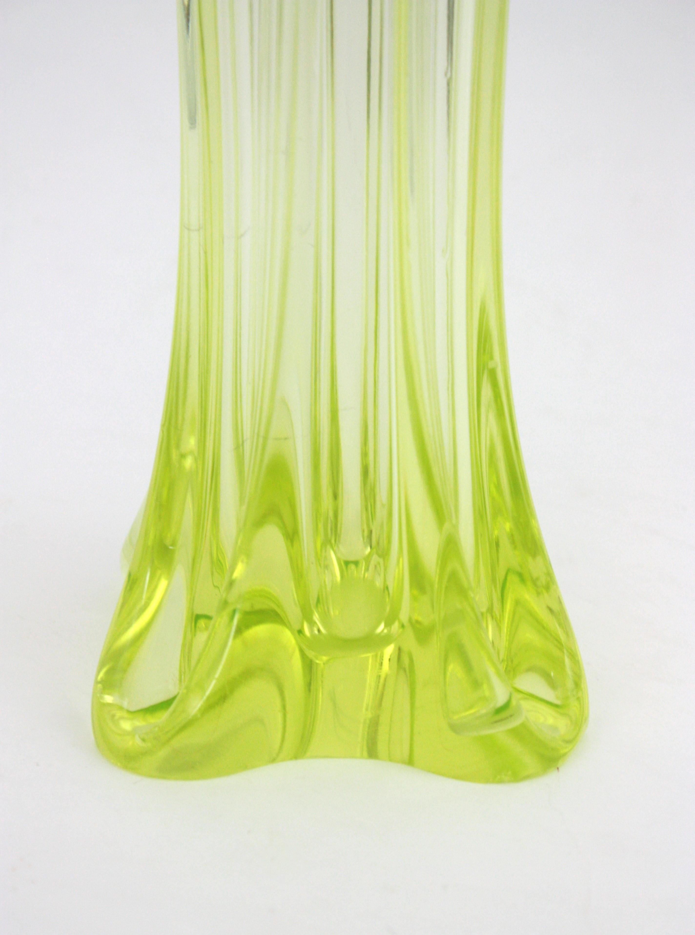 Grand vase en verre d'art jaune acide de Murano, années 1950 en vente 4