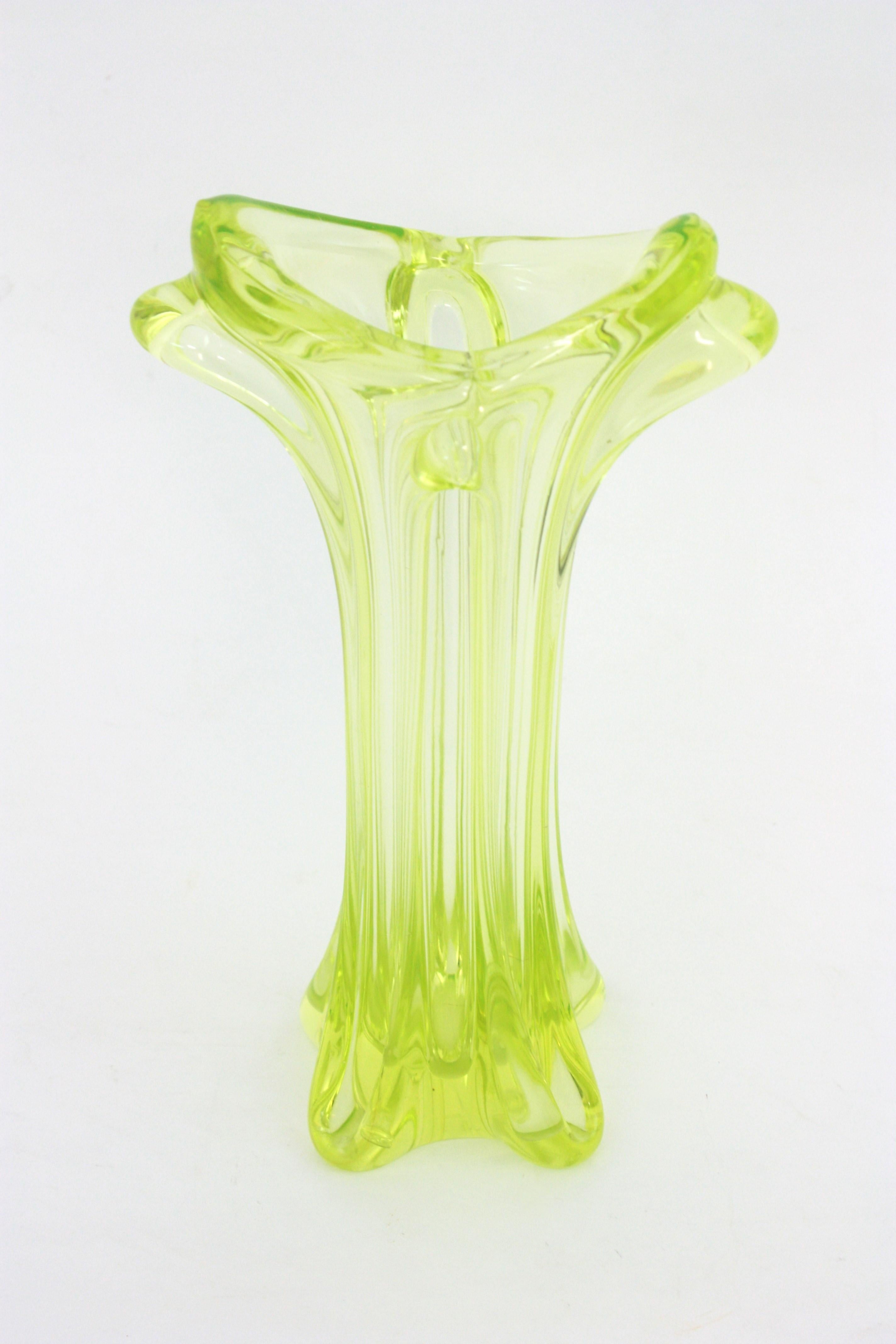 Grand vase en verre d'art jaune acide de Murano, années 1950 en vente 5