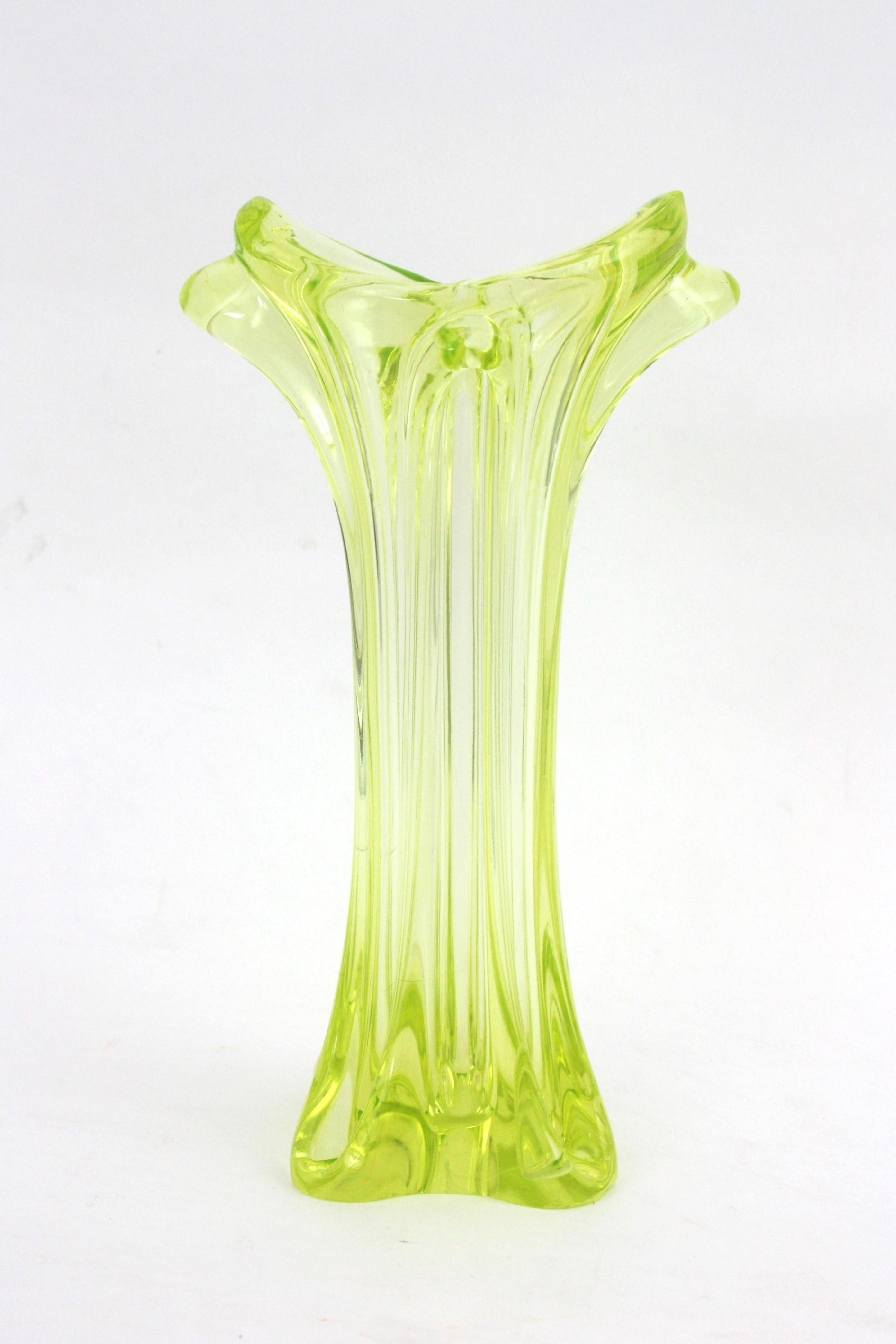 Vase en verre d'art soufflé à la bouche Organic Design/One Bright Yellow. Attribué à Seguso, Italie, années 1950.
Ce vase de centre de table accrocheur et coloré présente un design organique et une couleur jaune acide vibrante.
Il présente un