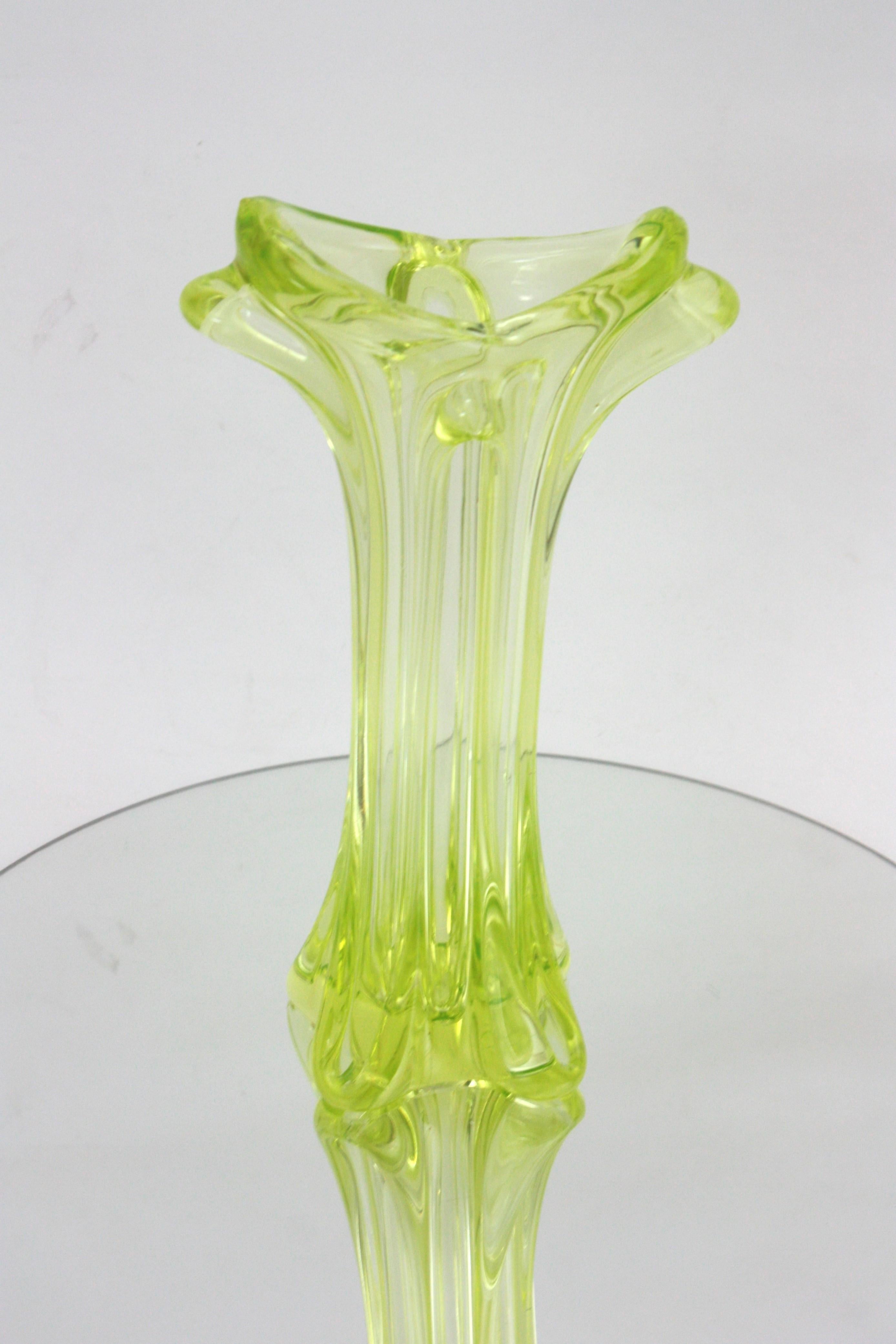 Mid-Century Modern Grand vase en verre d'art jaune acide de Murano, années 1950 en vente