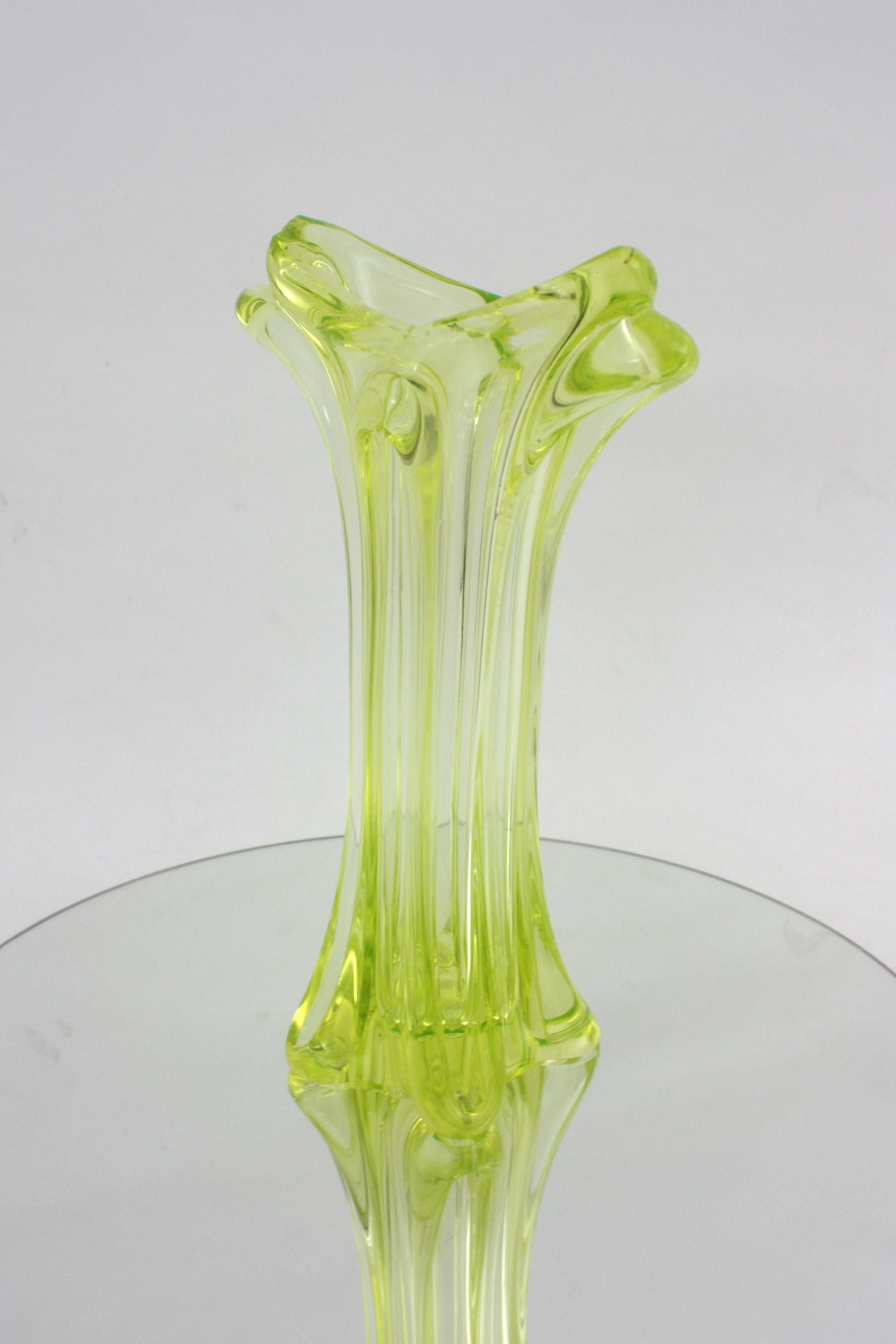 Fait main Grand vase en verre d'art jaune acide de Murano, années 1950 en vente