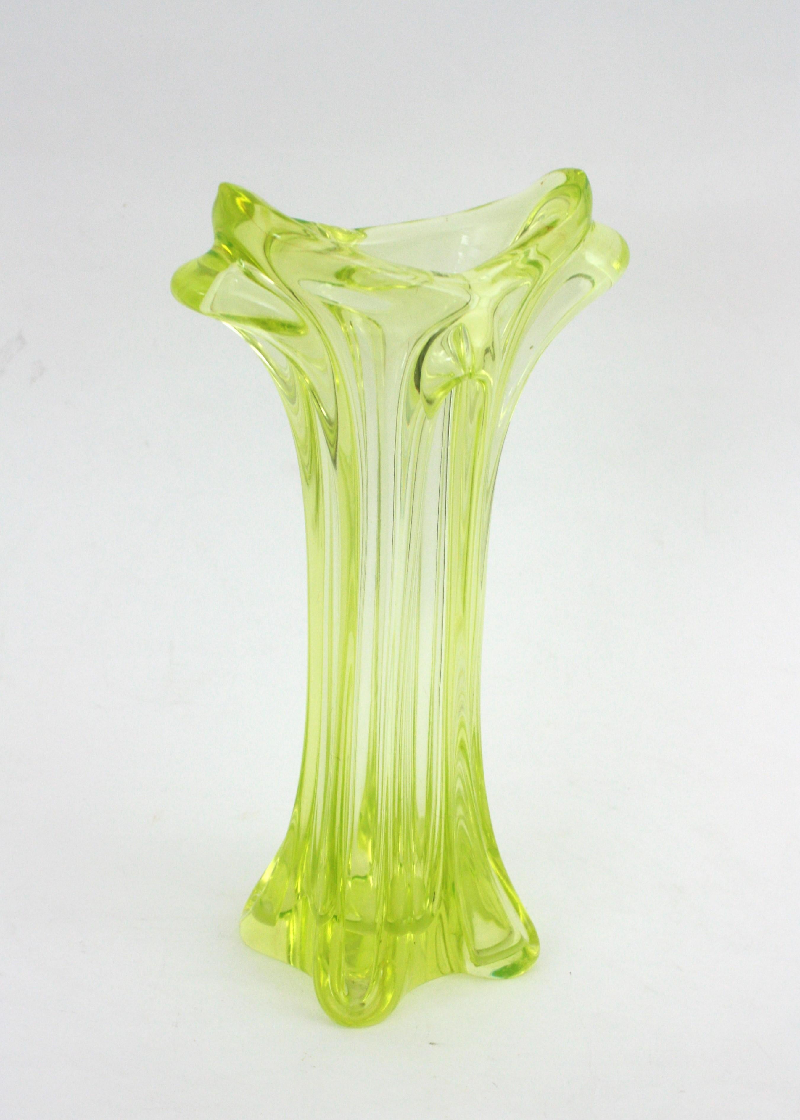 Grand vase en verre d'art jaune acide de Murano, années 1950 Bon état - En vente à Barcelona, ES