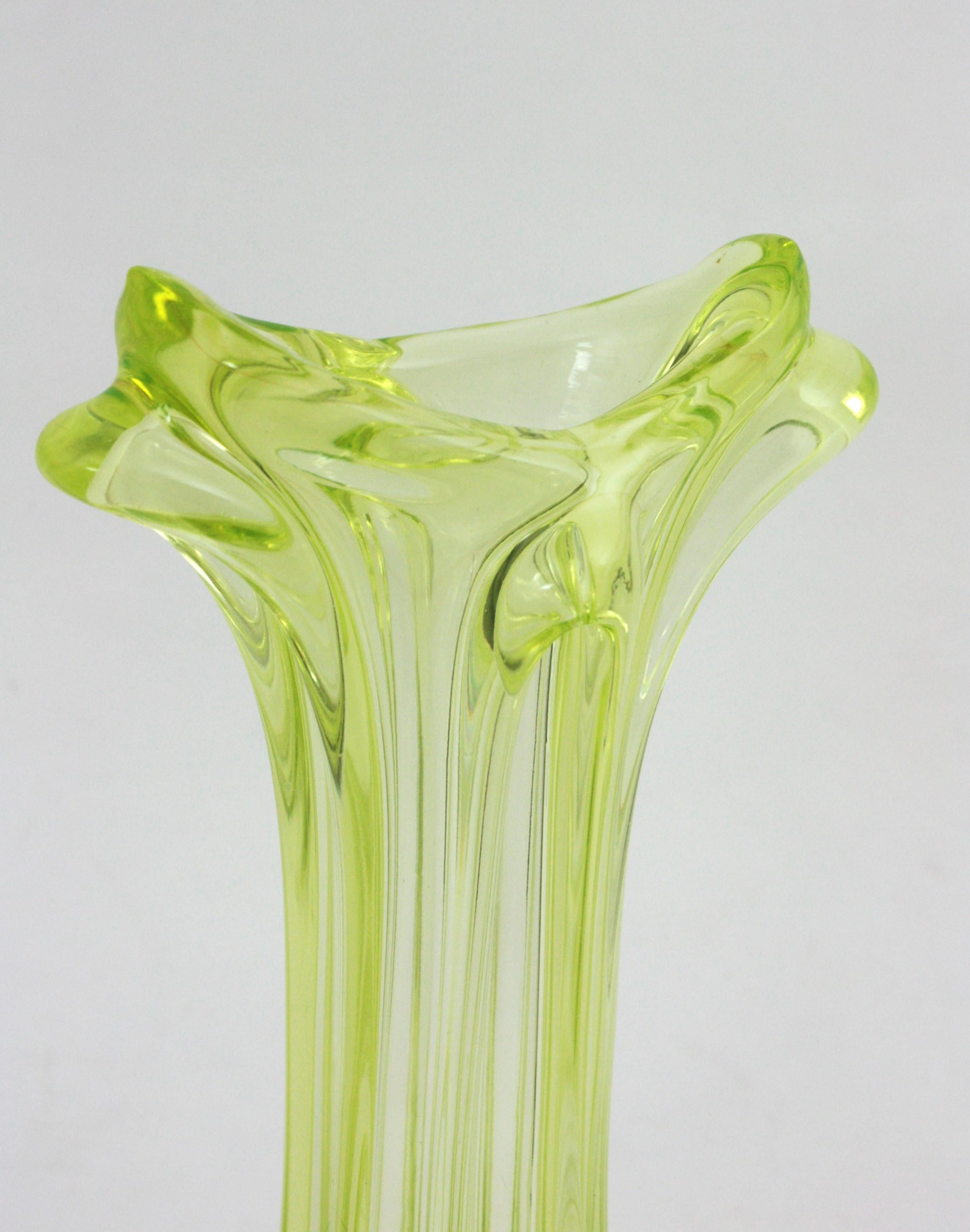 20ième siècle Grand vase en verre d'art jaune acide de Murano, années 1950 en vente