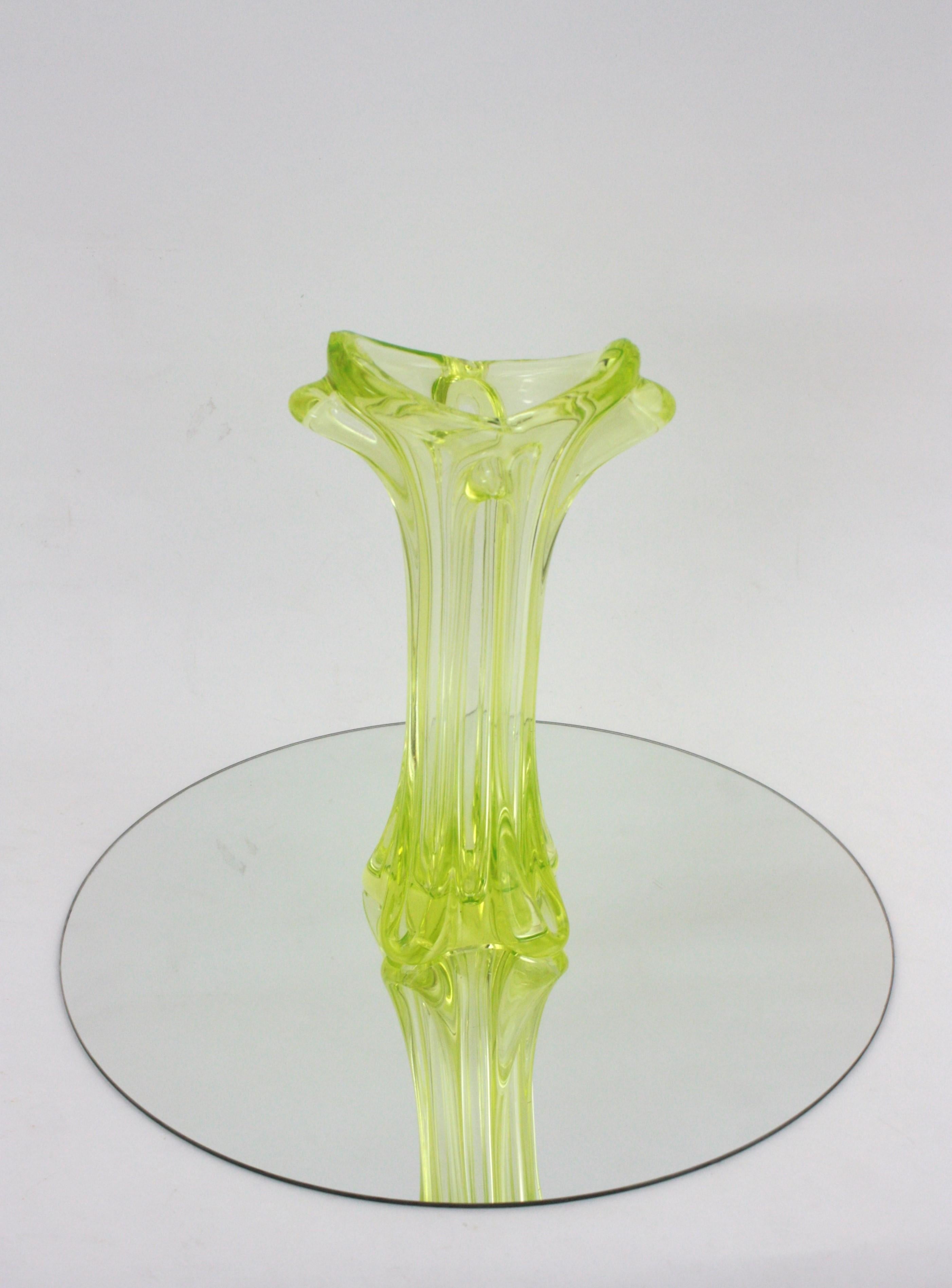 Verre Grand vase en verre d'art jaune acide de Murano, années 1950 en vente