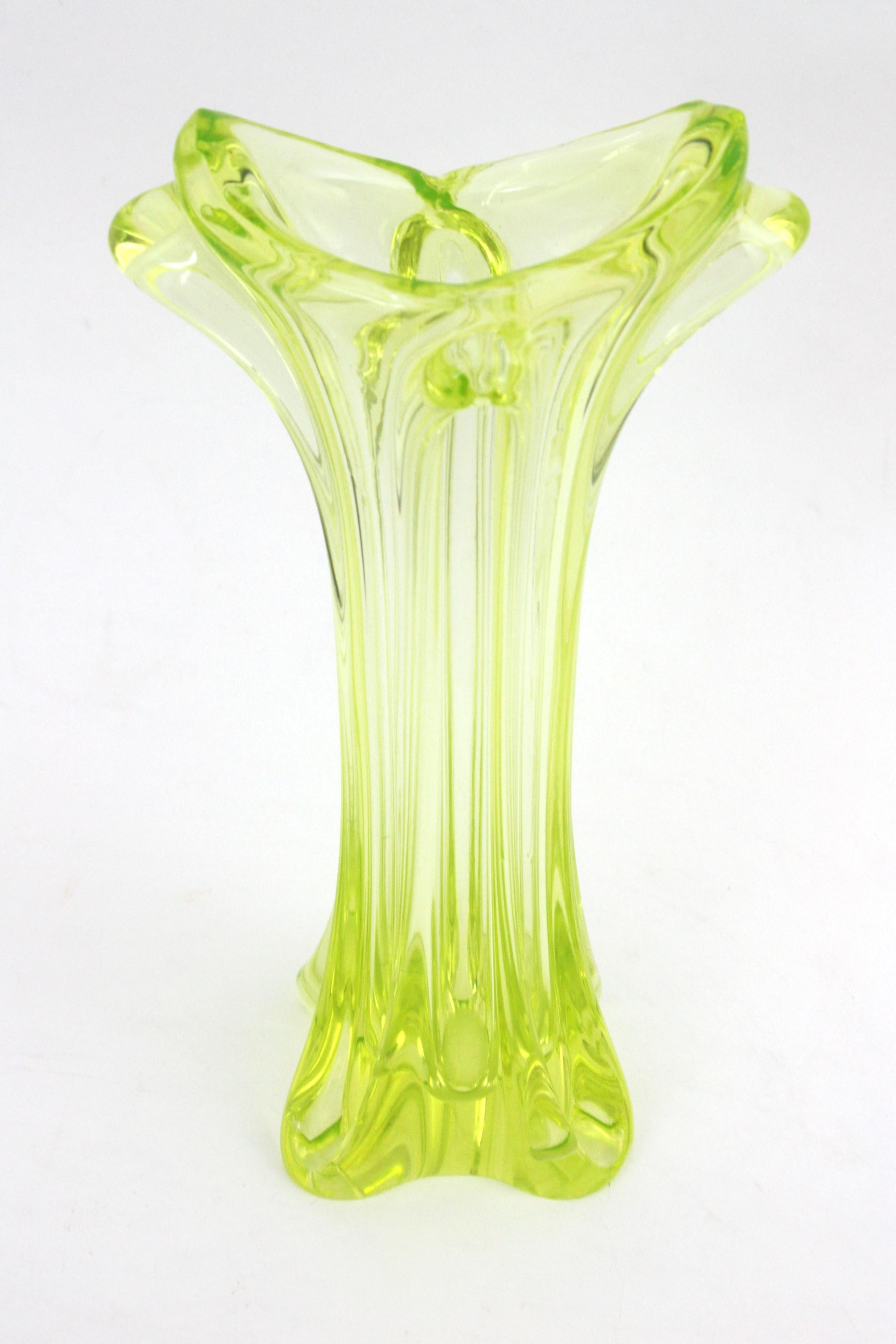 Grand vase en verre d'art jaune acide de Murano, années 1950 en vente 1