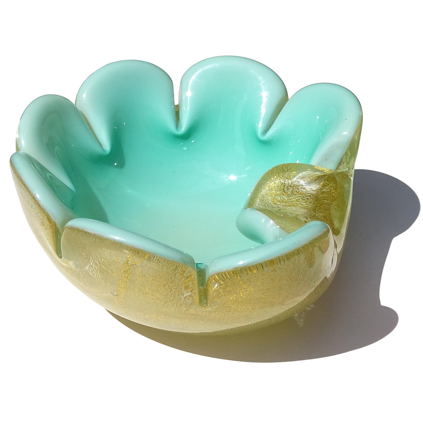 Bellissima ciotola d'epoca in vetro artistico di Murano soffiato a mano con macchie bianche e dorate e bordo smerlato verde acqua/celadon. Attribuito al designer Archimede Seguso. La ciotola ha la forma di un fiore, con il bordo smerlato e un petalo