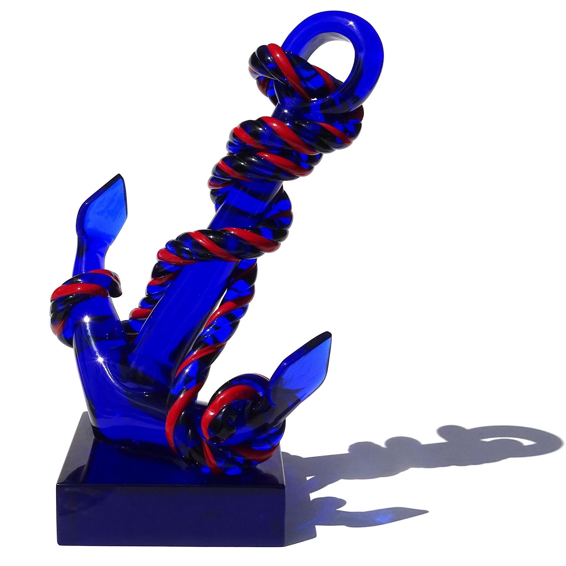 Preciosa y rara escultura náutica de Murano soplada a mano en cristal artístico italiano azul zafiro con ancla de barco sobre base. Documentado a nombre del diseñador Archimede Seguso, y totalmente firmado debajo 