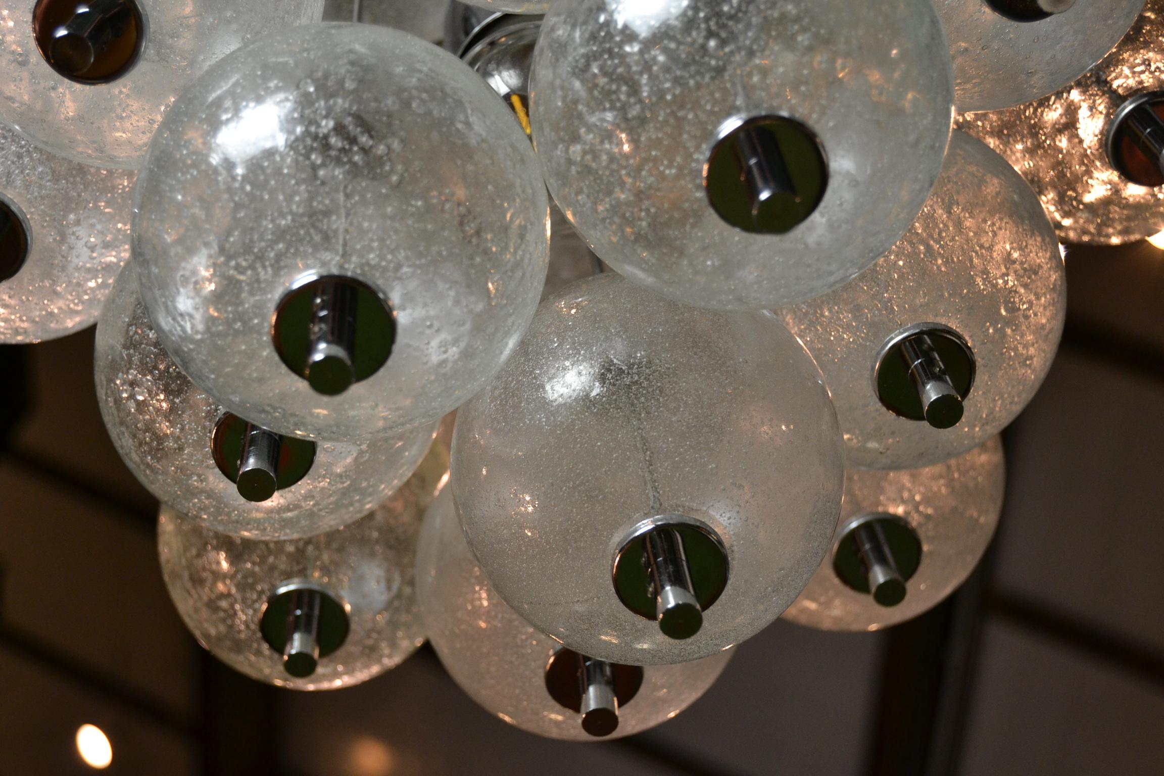 Lustre bulle en verre de Murano avec chaînes, milieu du 20e siècle  en vente 3