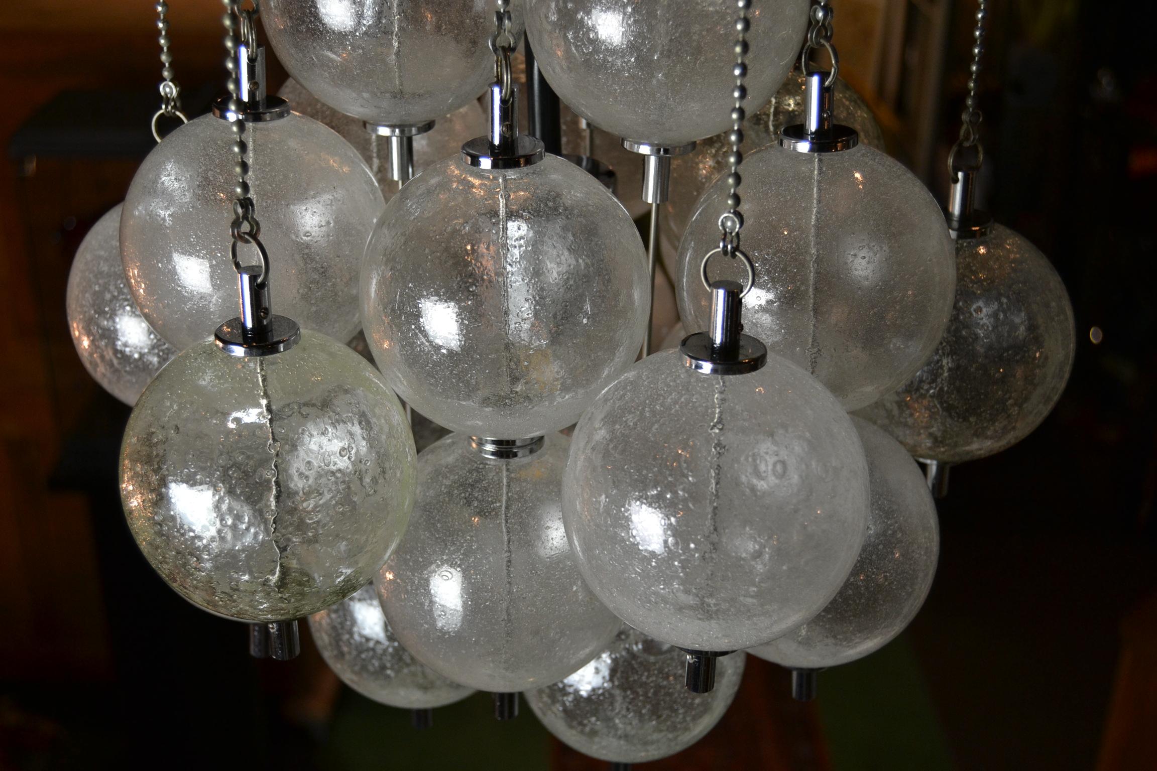 Lustre bulle en verre de Murano avec chaînes, milieu du 20e siècle  en vente 4