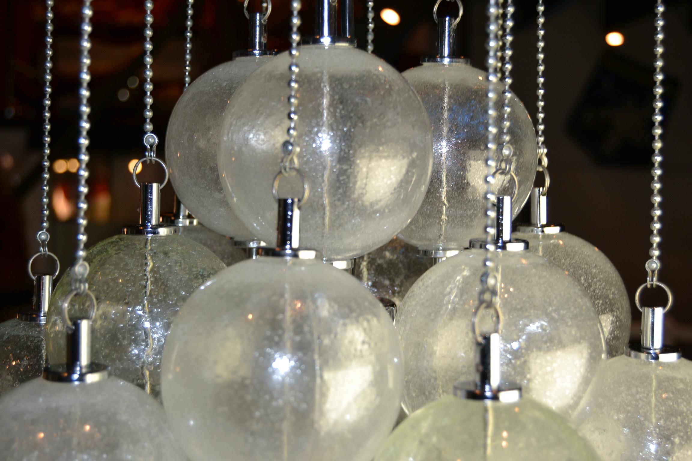 Lustre bulle en verre de Murano avec chaînes, milieu du 20e siècle  en vente 5