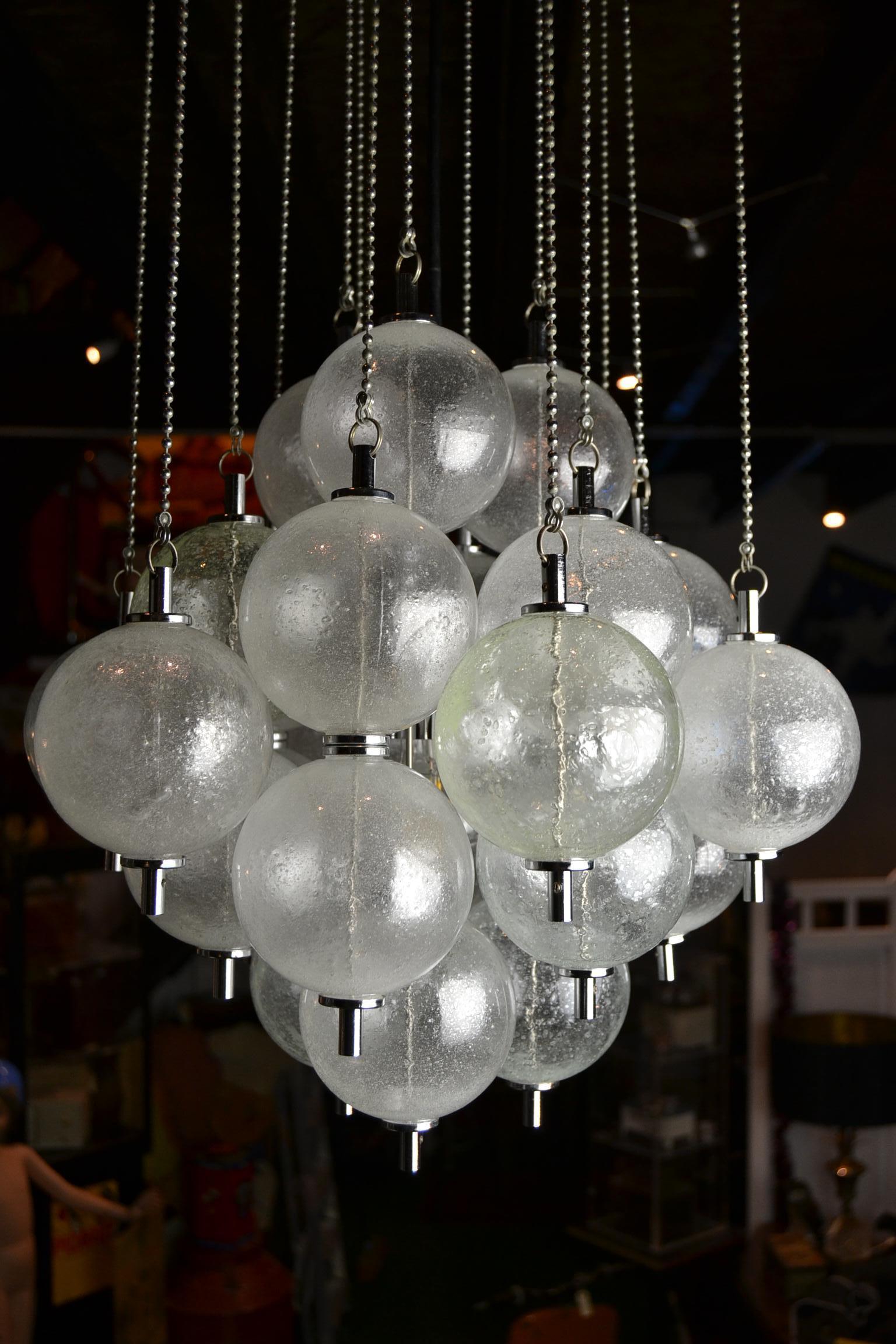 Lustre bulle en verre de Murano avec chaînes, milieu du 20e siècle  en vente 8