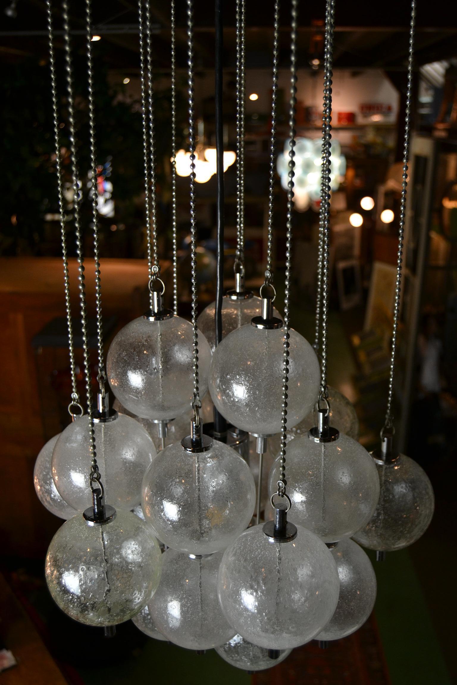 Lustre bulle en verre de Murano avec chaînes, milieu du 20e siècle  en vente 10