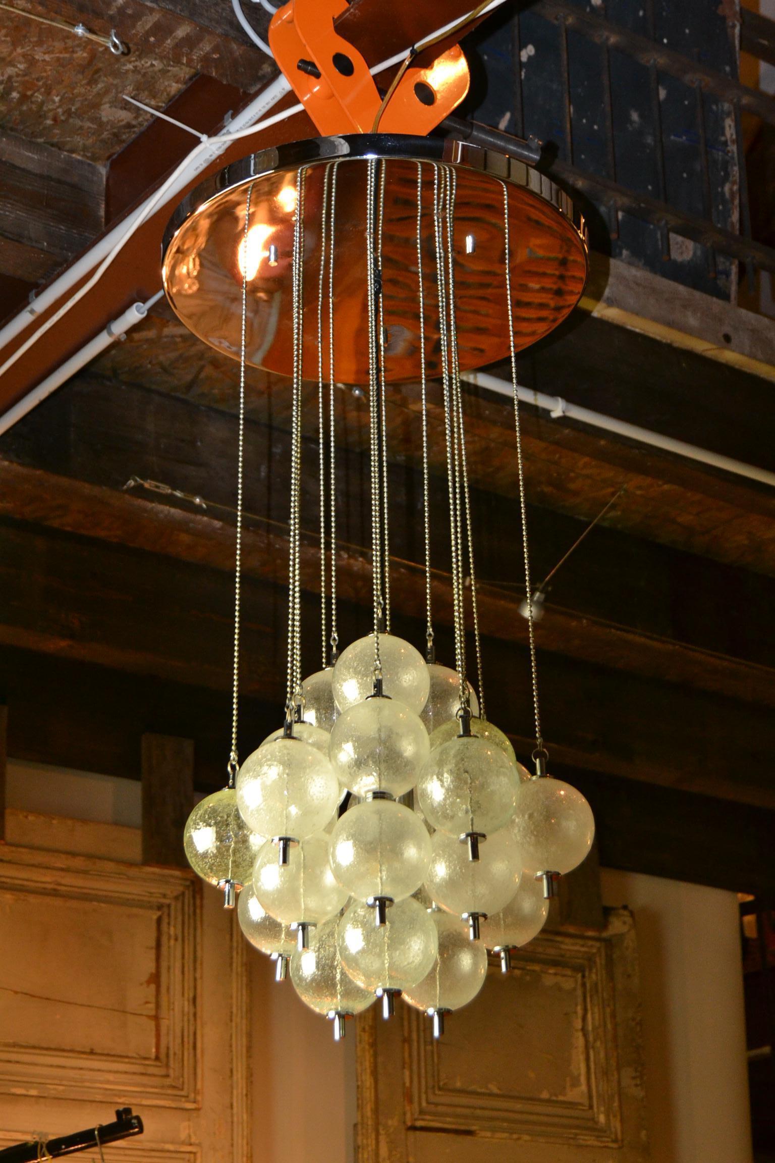 Mitte des 20. Jahrhunderts  Murano Glas Blase Kronleuchter - flush mount - Deckenleuchte .
Raak Amsterdam - Seguso Italien 
Bestehend aus einer verchromten Deckenplatte mit vielen Ketten mit Murano-Glasblasen - Glaskugeln.
In der Mitte der 24
