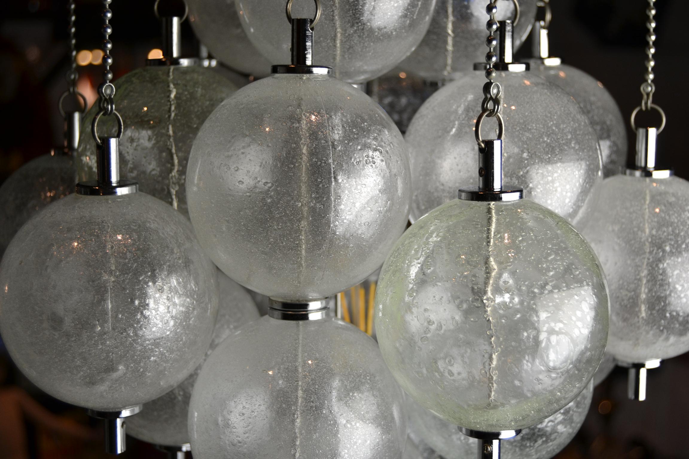 Européen Lustre bulle en verre de Murano avec chaînes, milieu du 20e siècle  en vente
