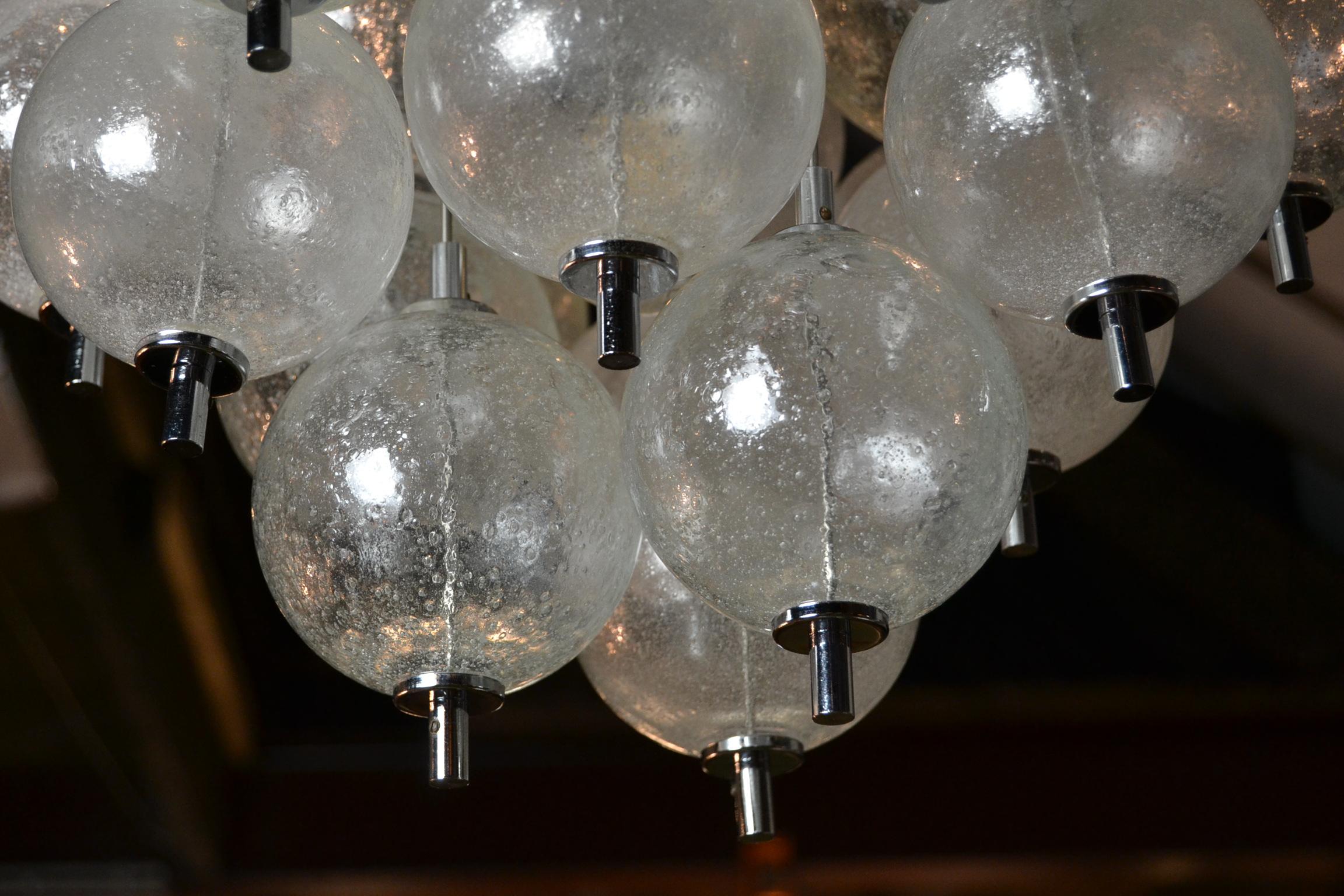 Lustre bulle en verre de Murano avec chaînes, milieu du 20e siècle  en vente 1