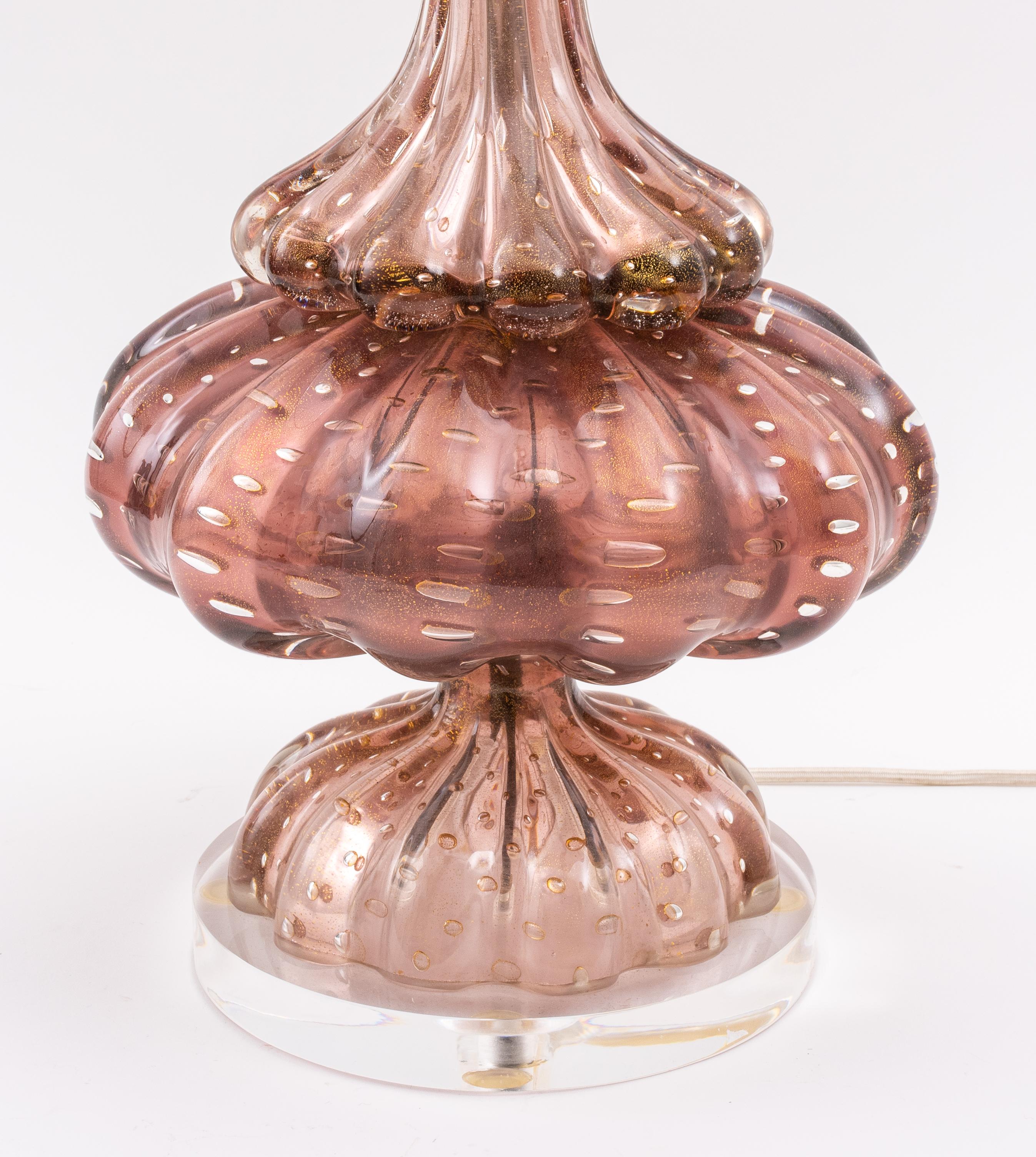 Seguso Modern Italian bullicante gold flecked Murano art glass table lamp, on Lucite base. 
Measures: 29