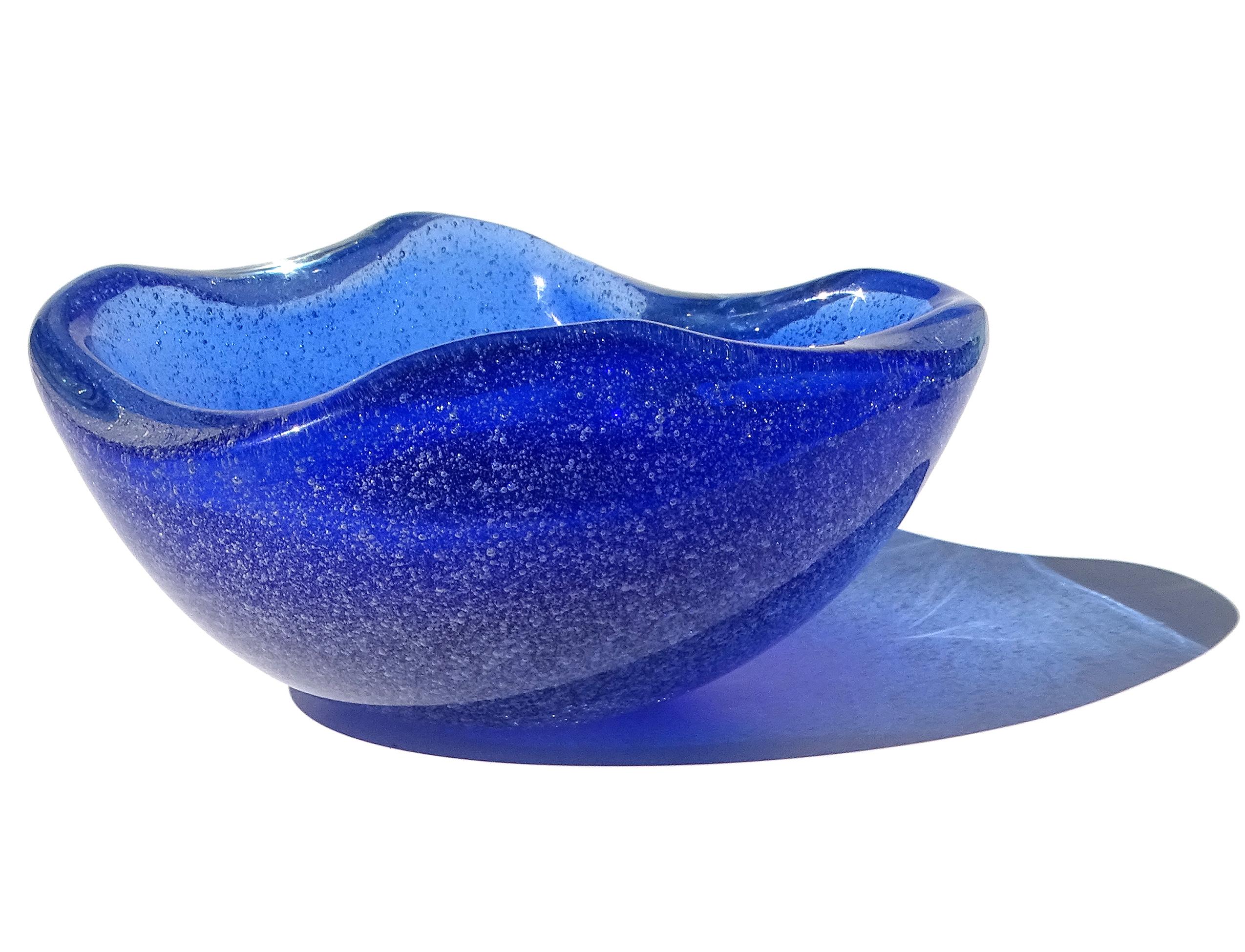 Bellissima ciotola decorativa d'epoca in vetro soffiato a mano di Murano Glass Sommerso con bolle trasparenti e blu cobalto, vide-poche. Documentato al designer Archimede Seguso, con l'etichetta rossa originale 