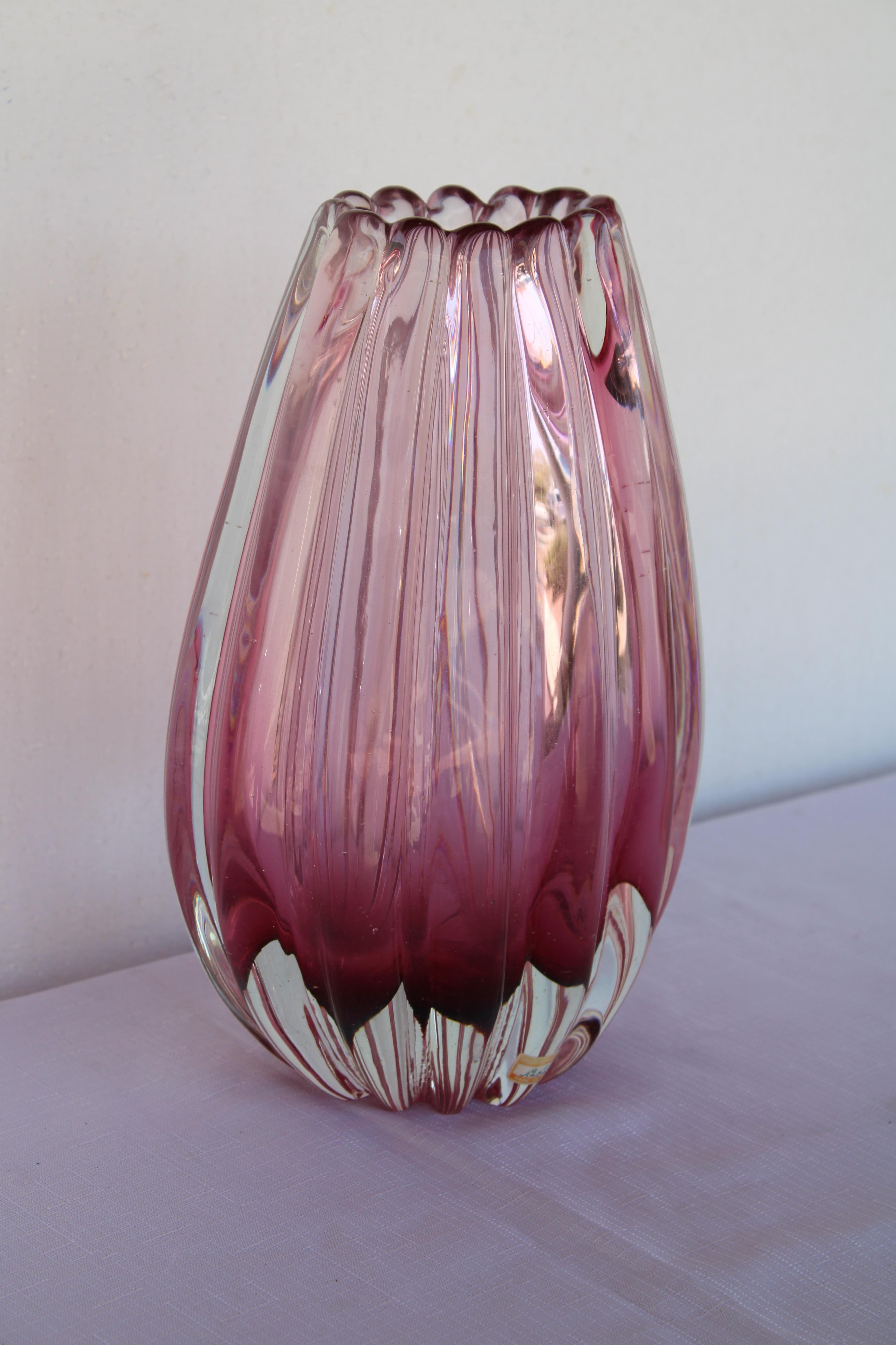 Vaso di Seguso Murano con variazioni di colore mirtillo. Il vaso misura 7,5